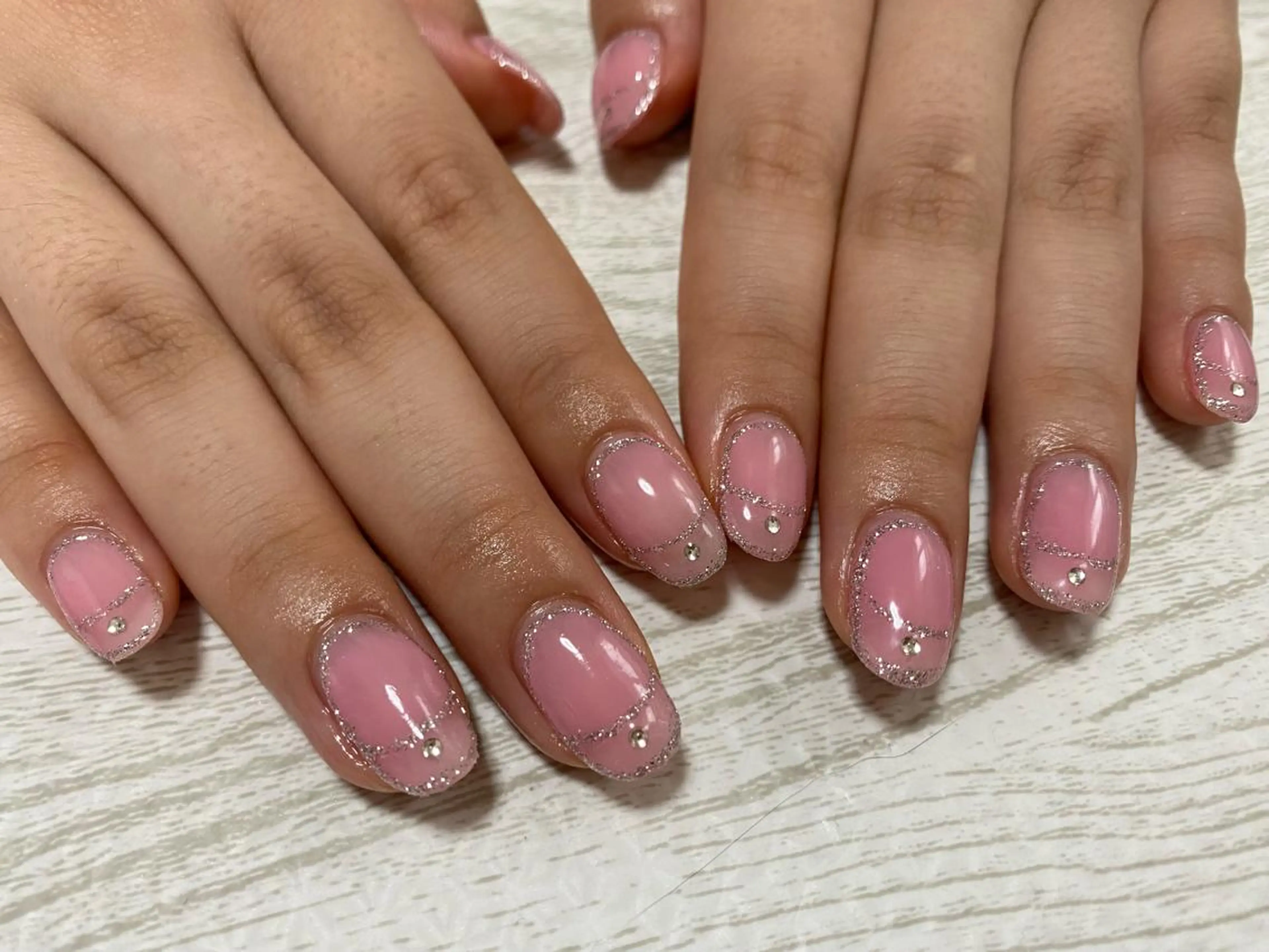 ネイル フレンチネイル ラメ(グリッター) ピンク シルバー ハンドネイル Ulu  Nail 🌱MOMOKAのネイルデザイン