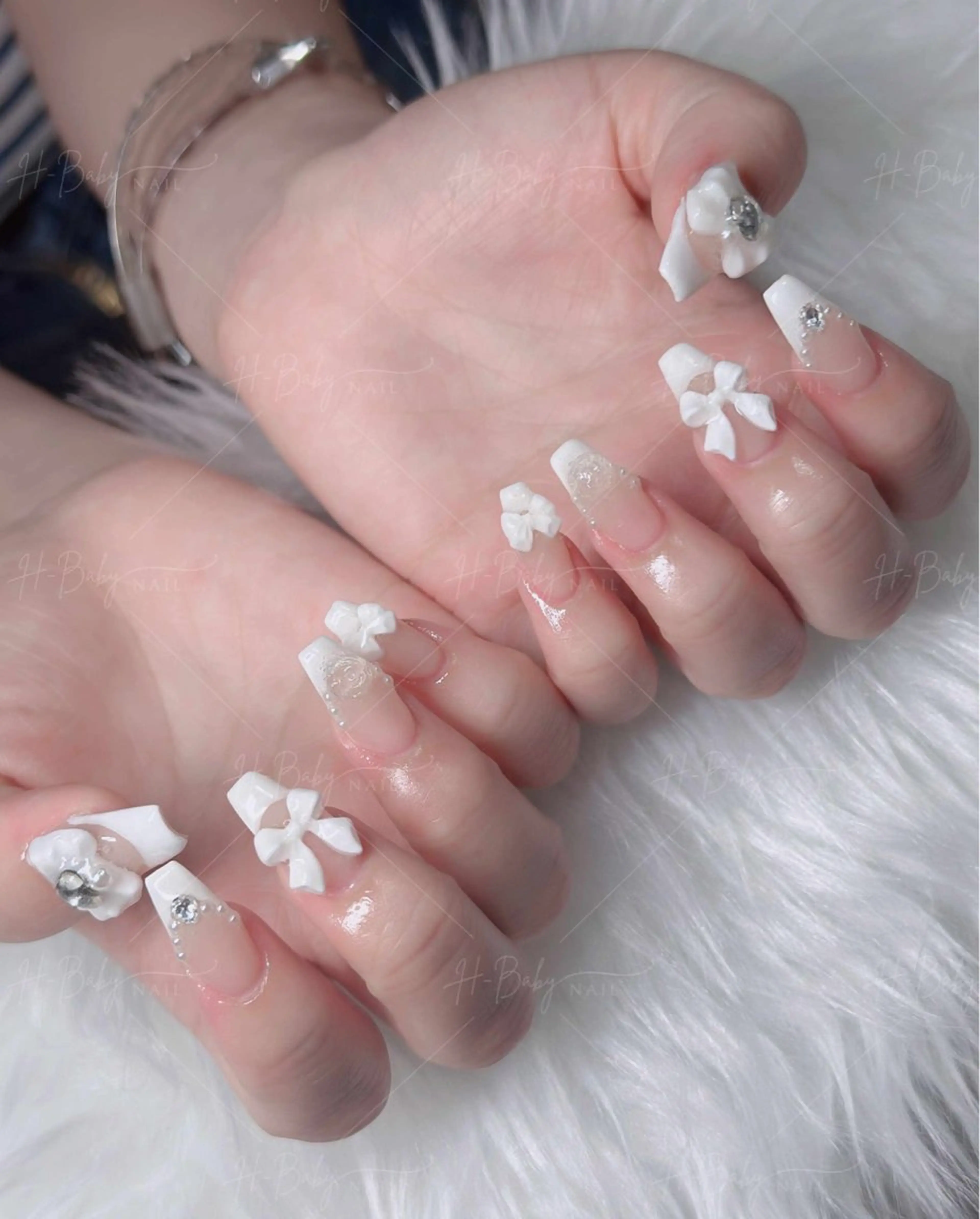 ネイル オーロラネイル フレンチネイル ジェルネイル ハロウィン キラキラネイル ハンドネイル H.baby Nail Salonのネイルデザイン