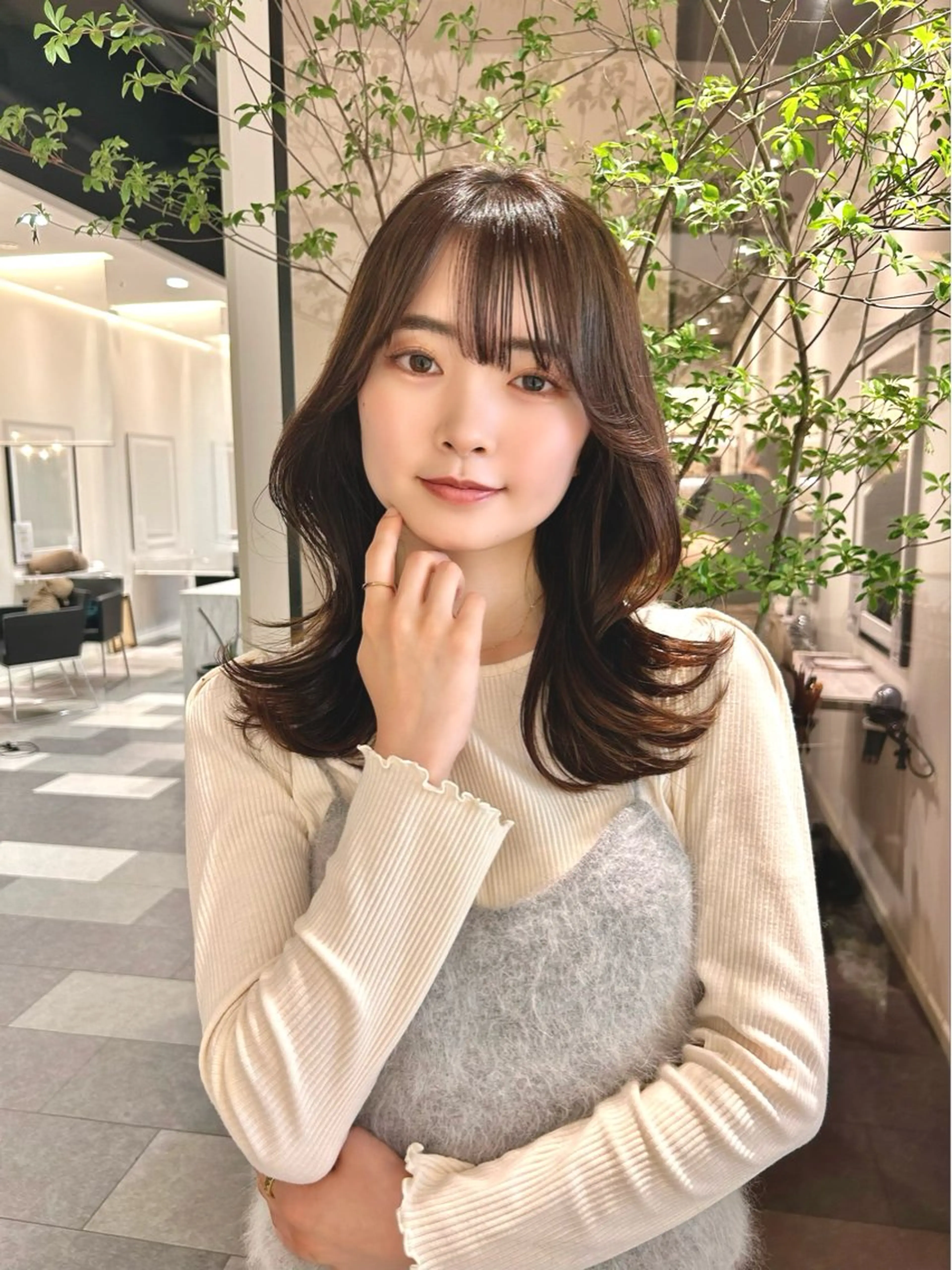 ミディアム カラー ブリーチ 透明感カラー グレージュ ブリーチなしカラー オリーブグレージュ カット ヘアカラー トリートメント 美髪矯正/ 伊藤 更のヘアスタイル