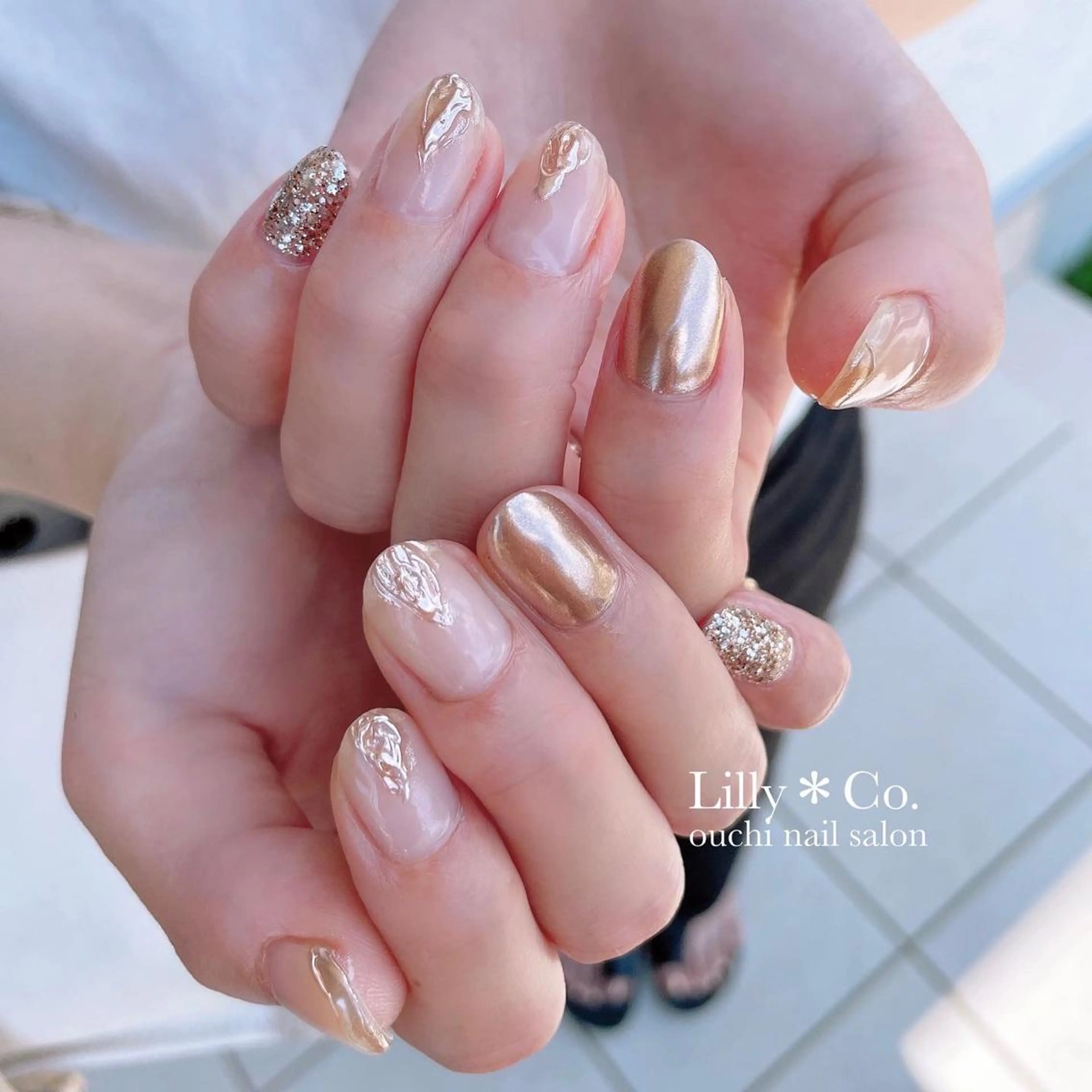 ネイル クリアネイル ゴールド ミラーネイル 夏ネイル ホワイト ハンドネイル ハンドケア Lilly Co.のネイルデザイン