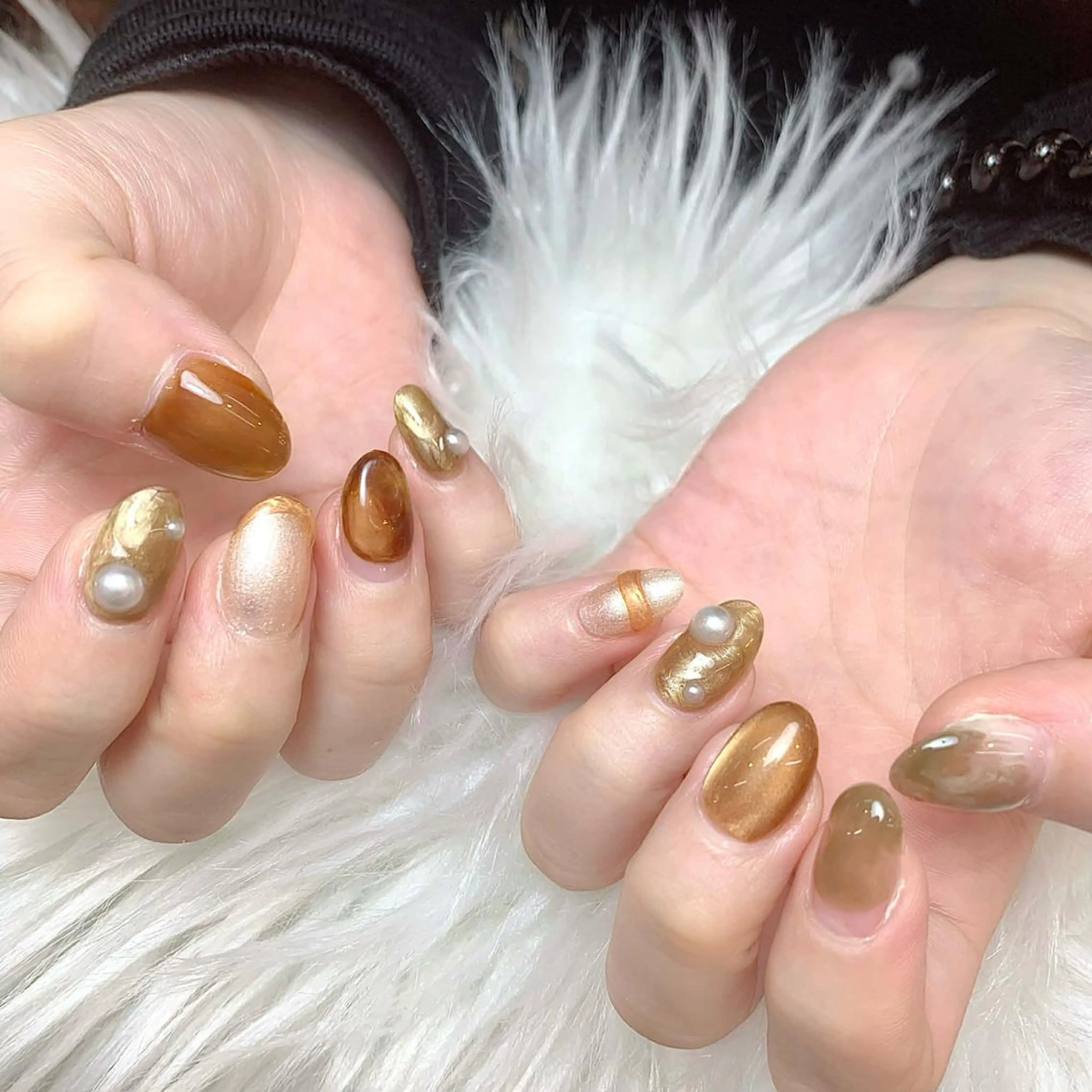 ネイル アートネイル ブラウン ゴールド ハンドネイル ハンドケア ヒユ ビューティーのネイルデザイン