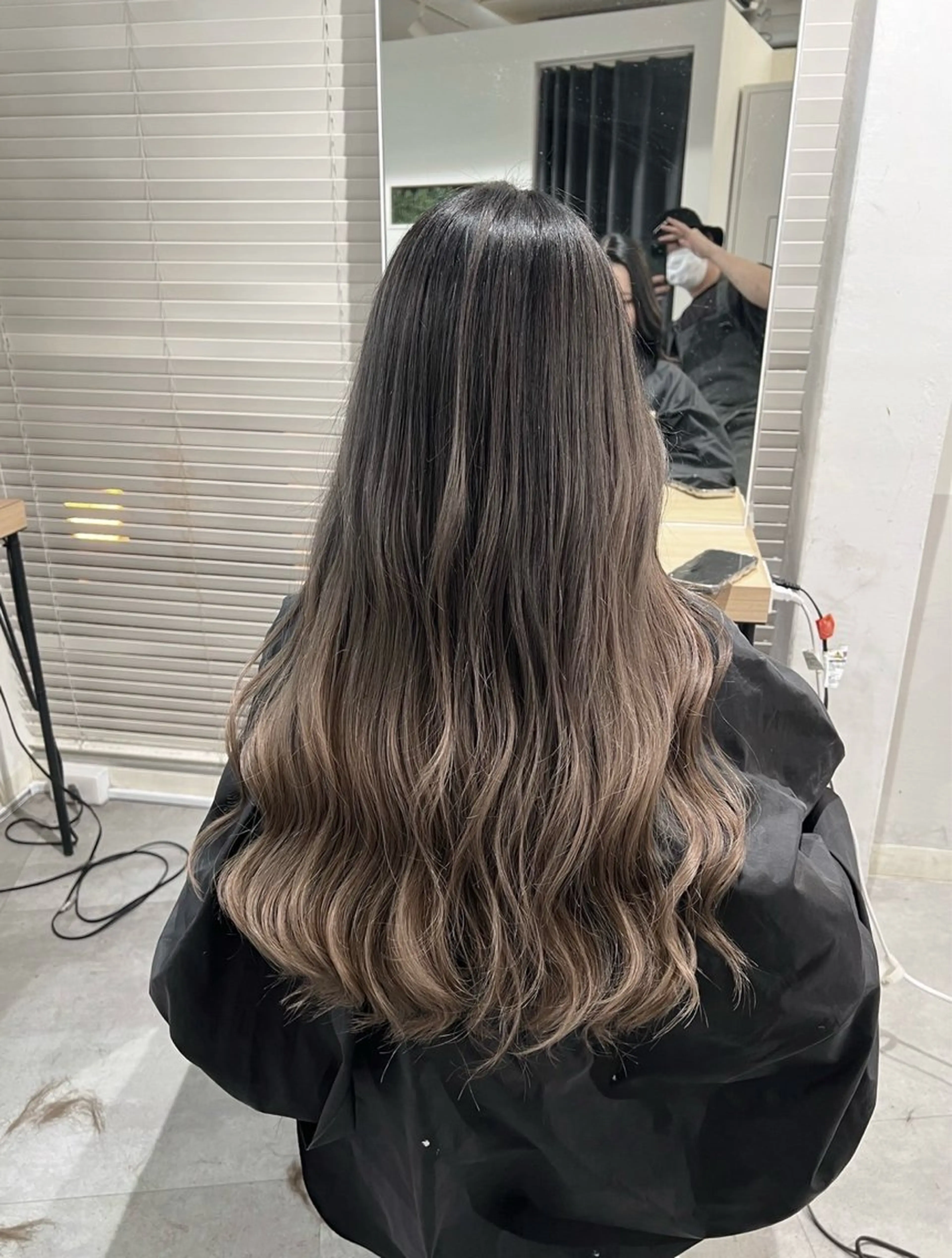 ロング カラー バレイヤージュ ベージュカラー ミルクティーベージュ レイヤーカット ヘアカラー トリートメント ROBIN所属・指名数No.1 /NAOYAのヘアスタイル