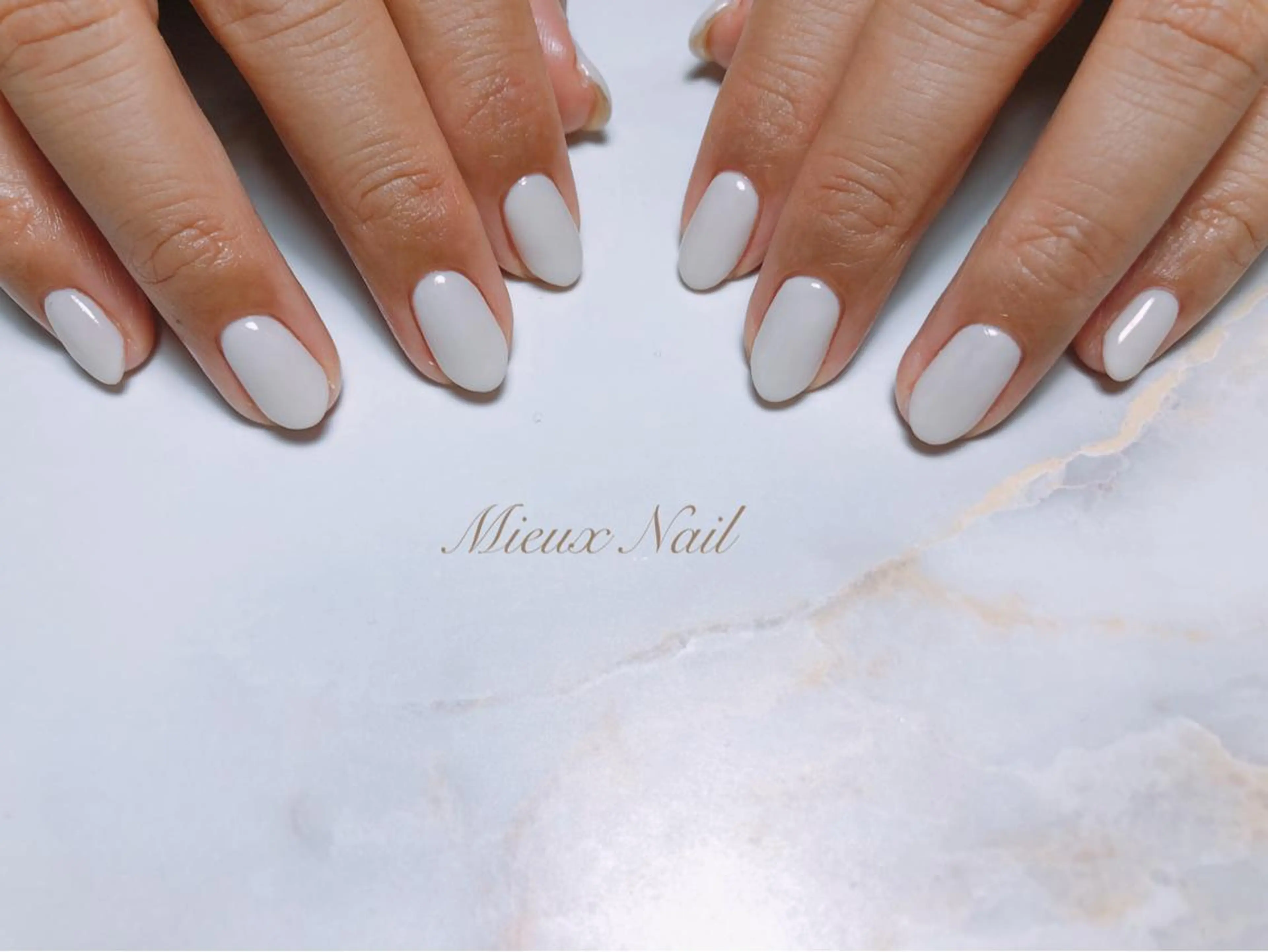 ネイル オフィスネイル ワンカラーネイル シンプルネイル ホワイト ハンドネイル 市川 麻衣子のネイルデザイン