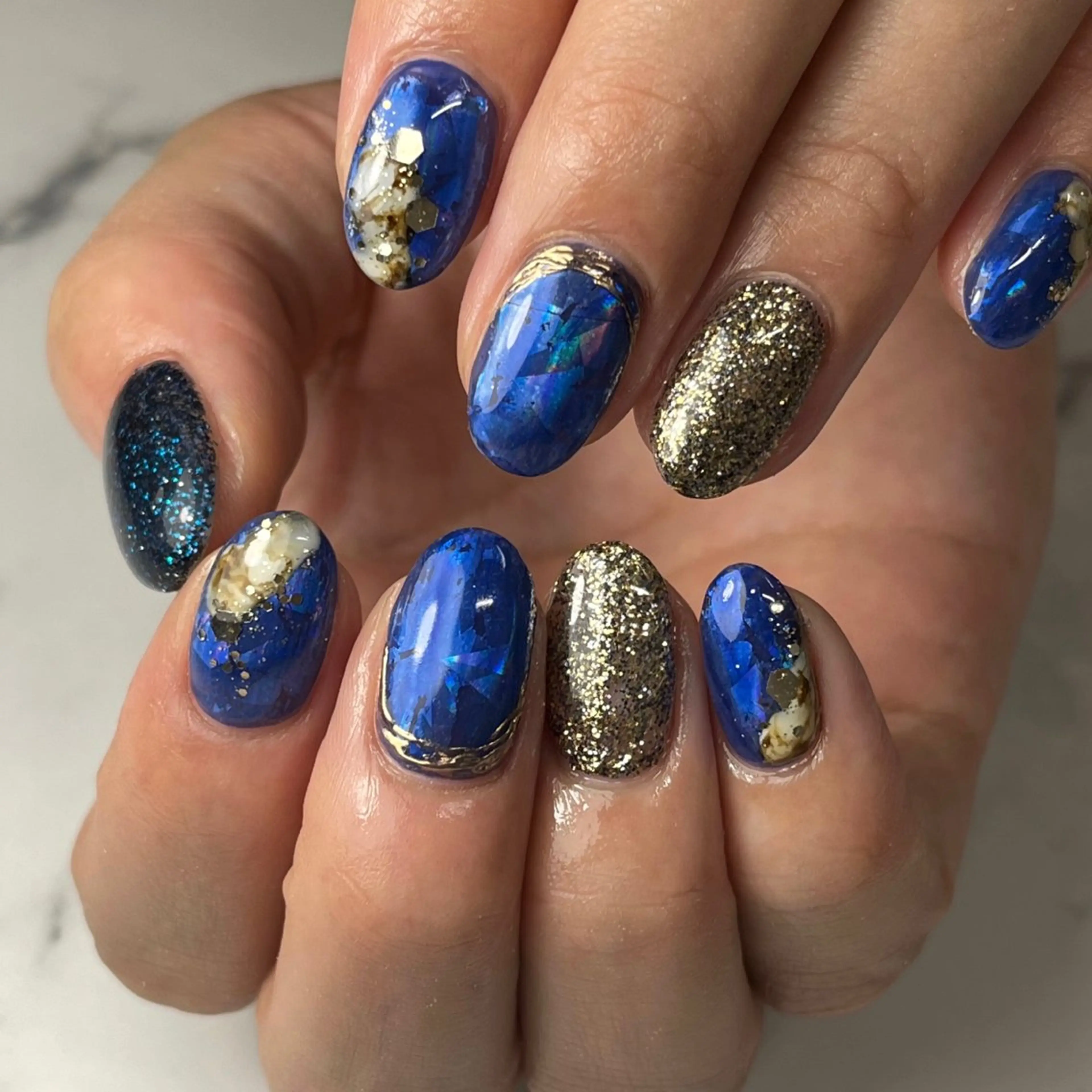 ネイル オーロラネイル ブルー ゴールド ワンカラーネイル ハンドネイル NAIL NOWのネイルデザイン