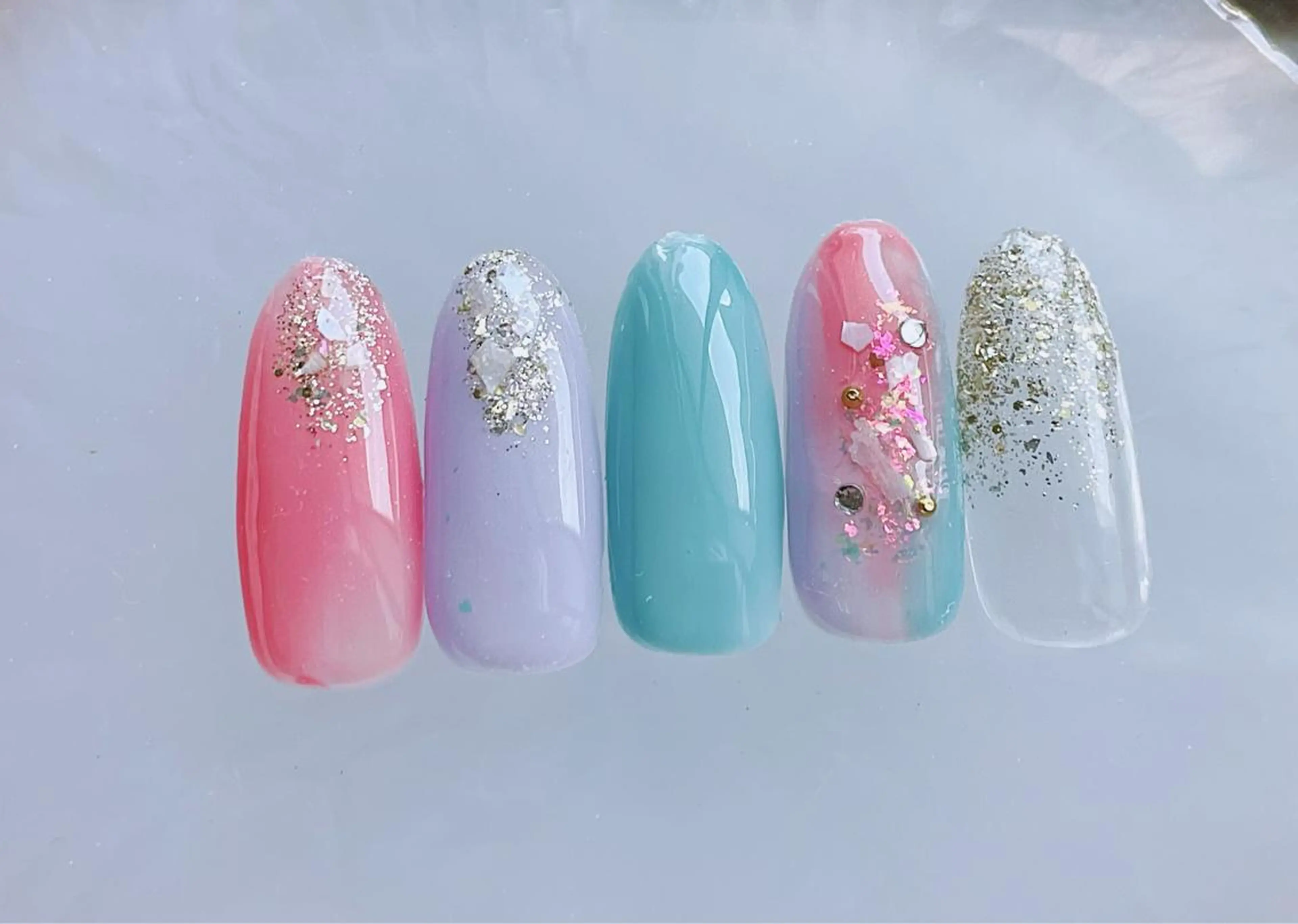 ネイル ジェルネイル キラキラネイル パラジェル 夏ネイル ハンドネイル Satomi  のネイルデザイン