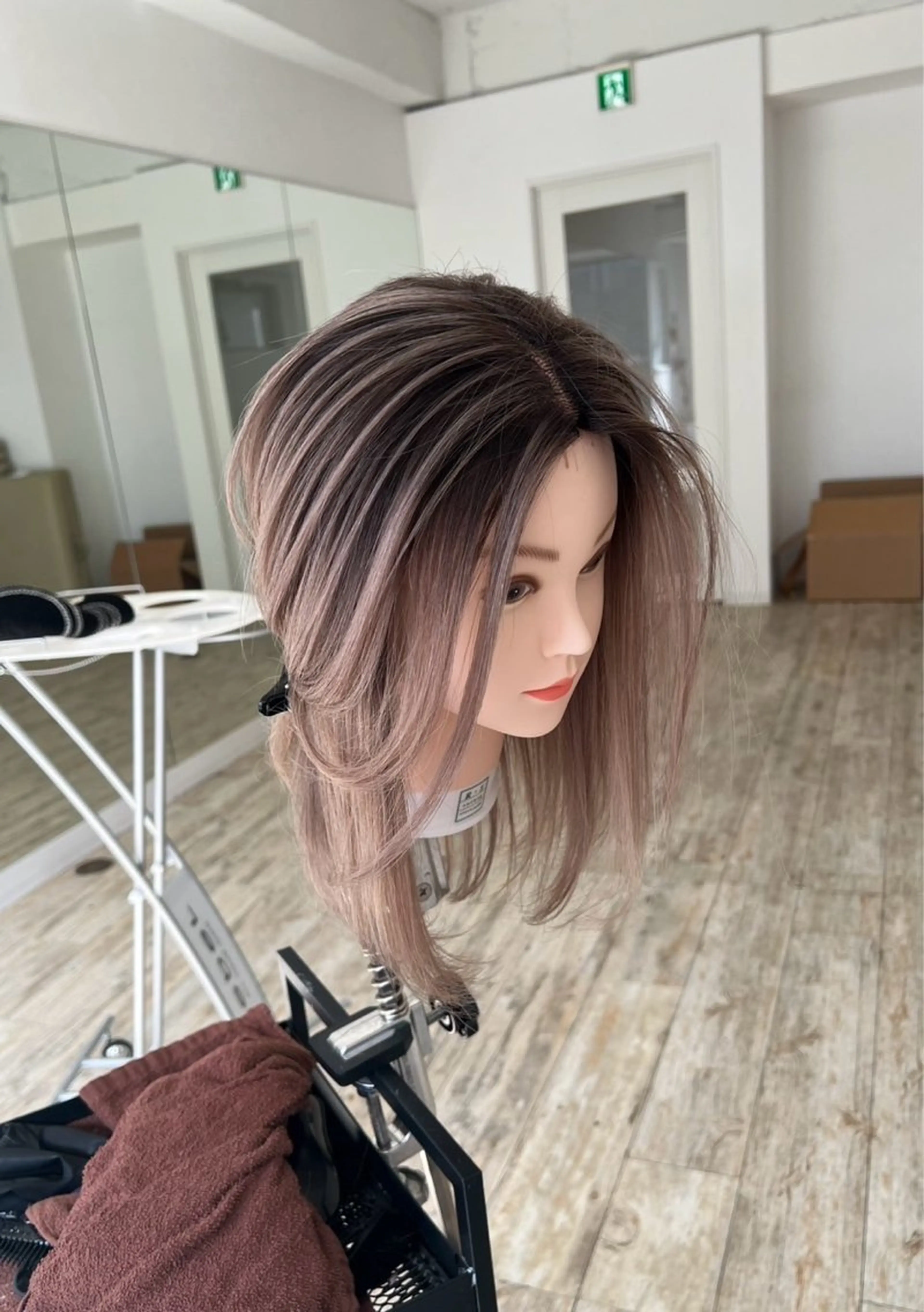 ミディアム カラー バレイヤージュ ベージュカラー ホワイトベージュ レイヤーカット ヘアカラー トリートメント ROBIN所属・指名数No.1 /NAOYAのヘアスタイル