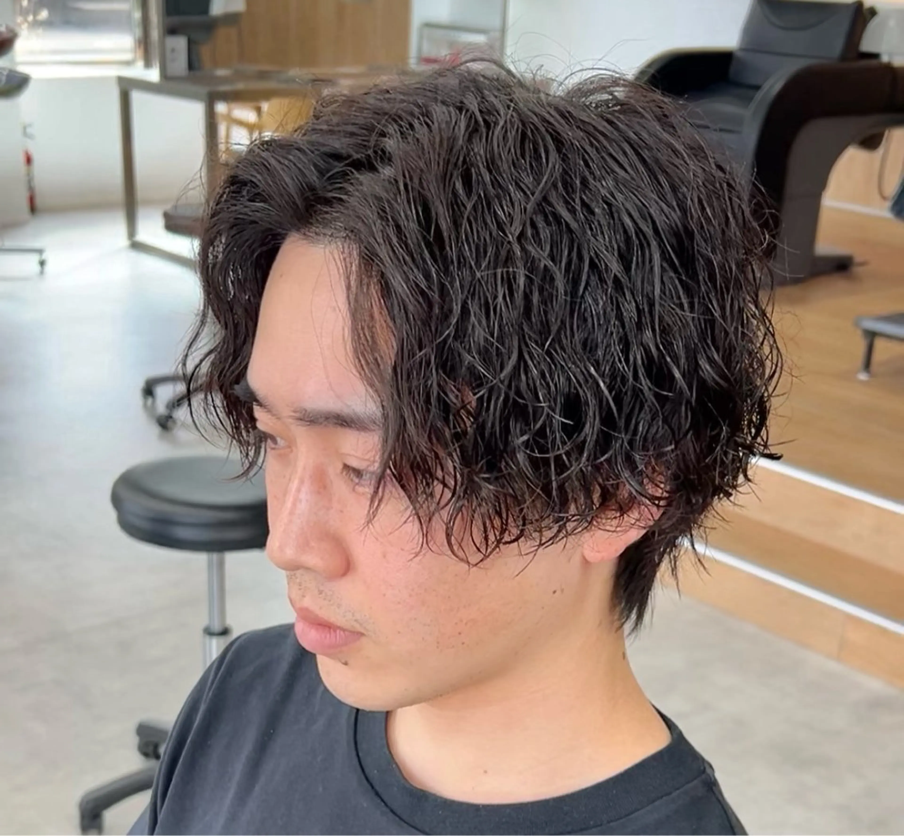 ミディアム パーマ メンズ ミディアムパーマ センターパート メンズパーマ ツイストスパイラルパーマ スパイラルパーマ メンズパーマ/ 新潟駅/佐藤裕のヘアスタイル