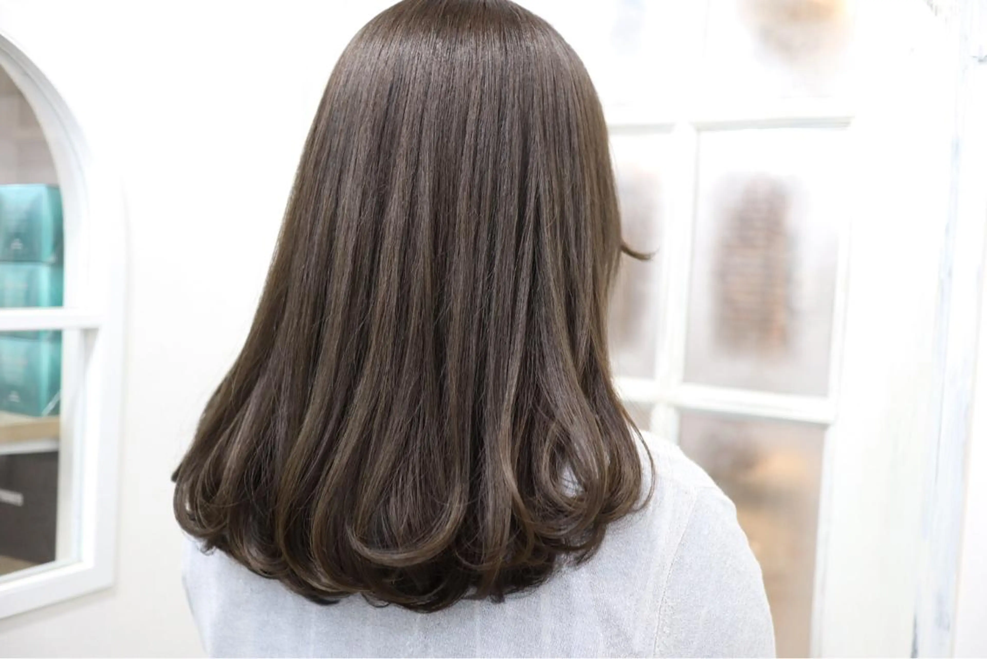 ミディアム 白いハイライト🤍 タナカリョウスケのヘアスタイル