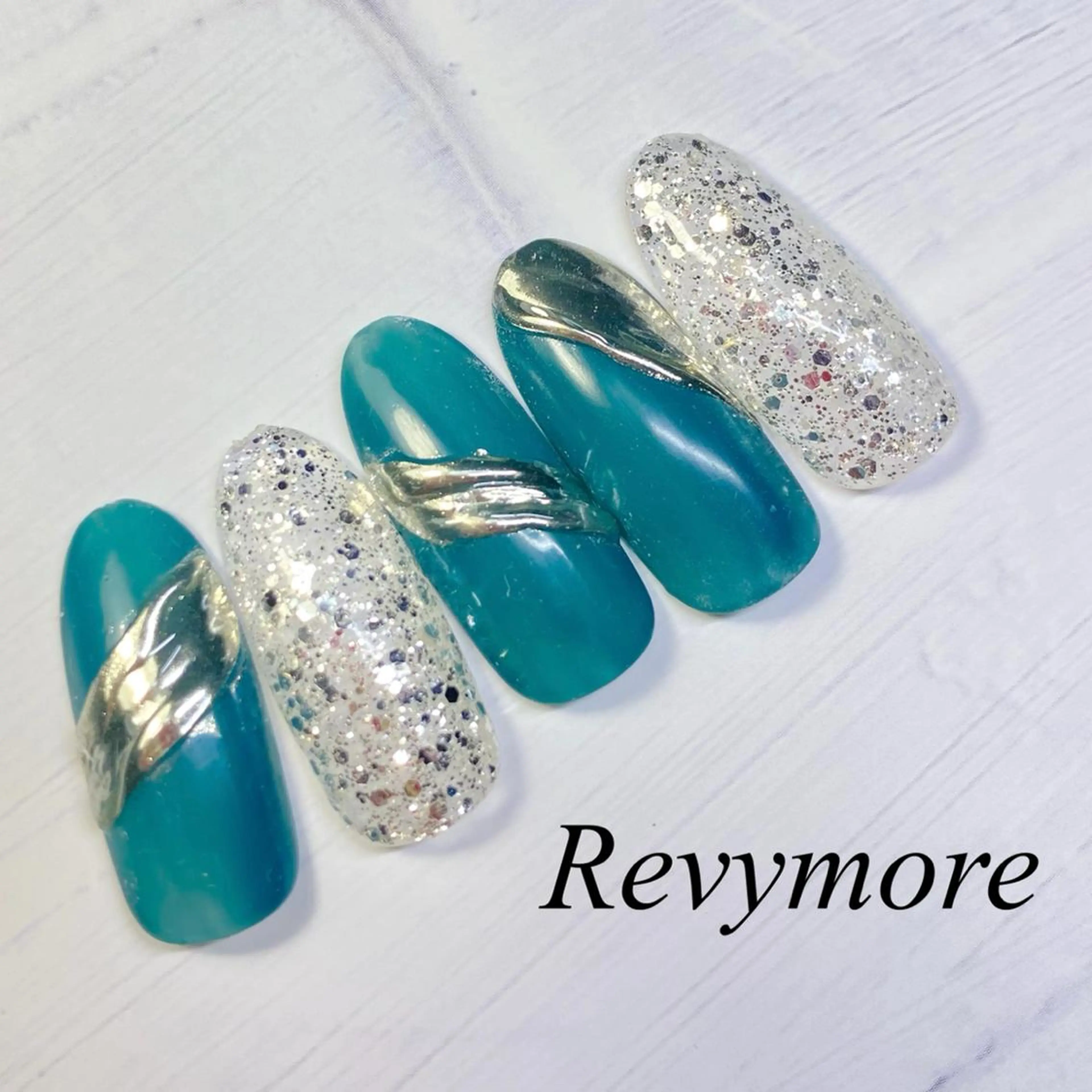ミディアム ネイル フットネイル ジェルネイル ミラーネイル シンプルネイル nail salon Revymore所属・nail salon Revymoreのネイルデザイン