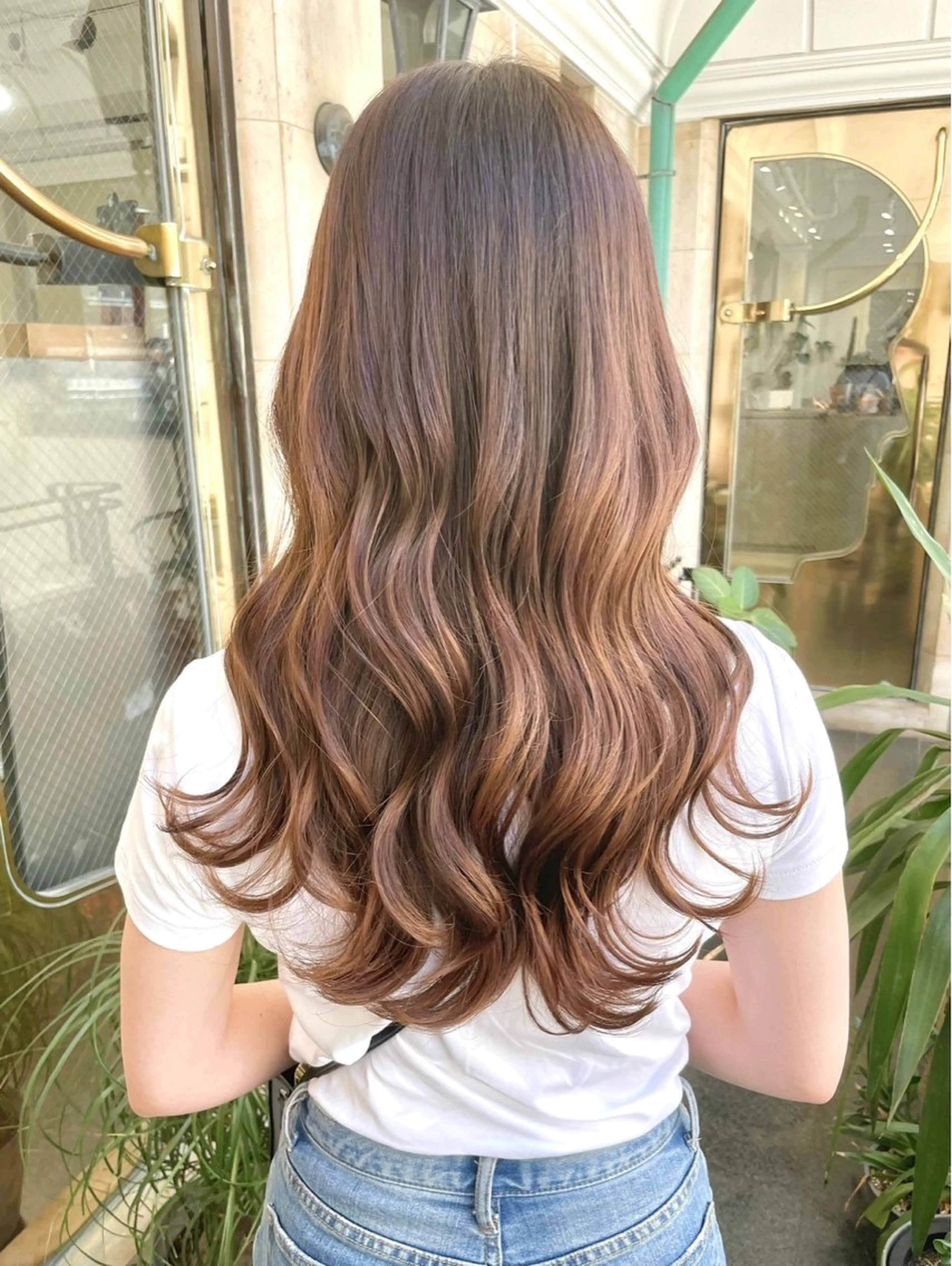 ロング カラー ブリーチ 透明感カラー グラデーションカラー ハイライトカラー ハイライト ヘアカラー トリートメント アオガミ （前髪顔周りカット）のヘアスタイル