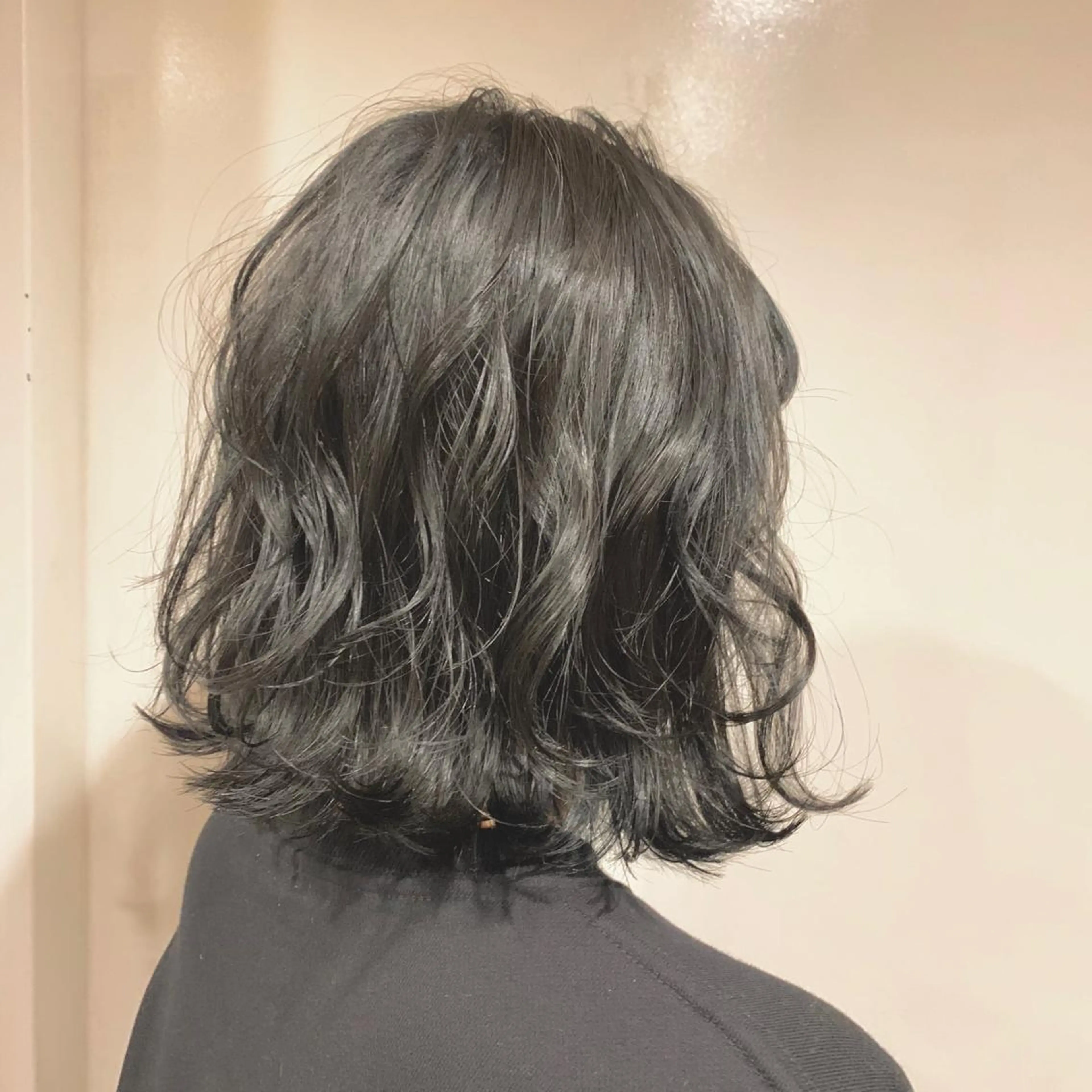 ミディアム カラー クワハラ イオリのヘアスタイル