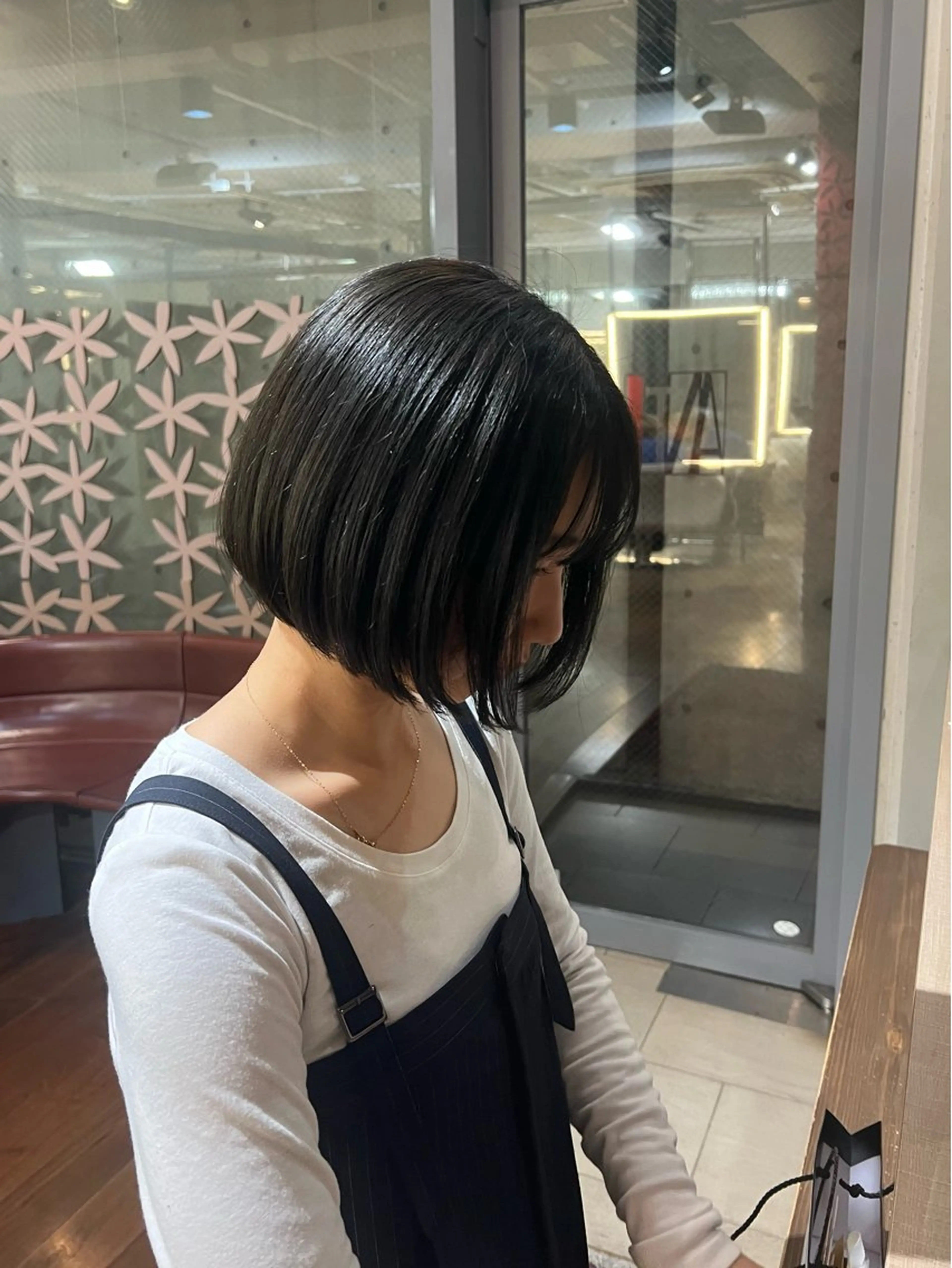 ミディアム カラー オリーブカラー ヘアカラー ANTI KAHOのヘアスタイル