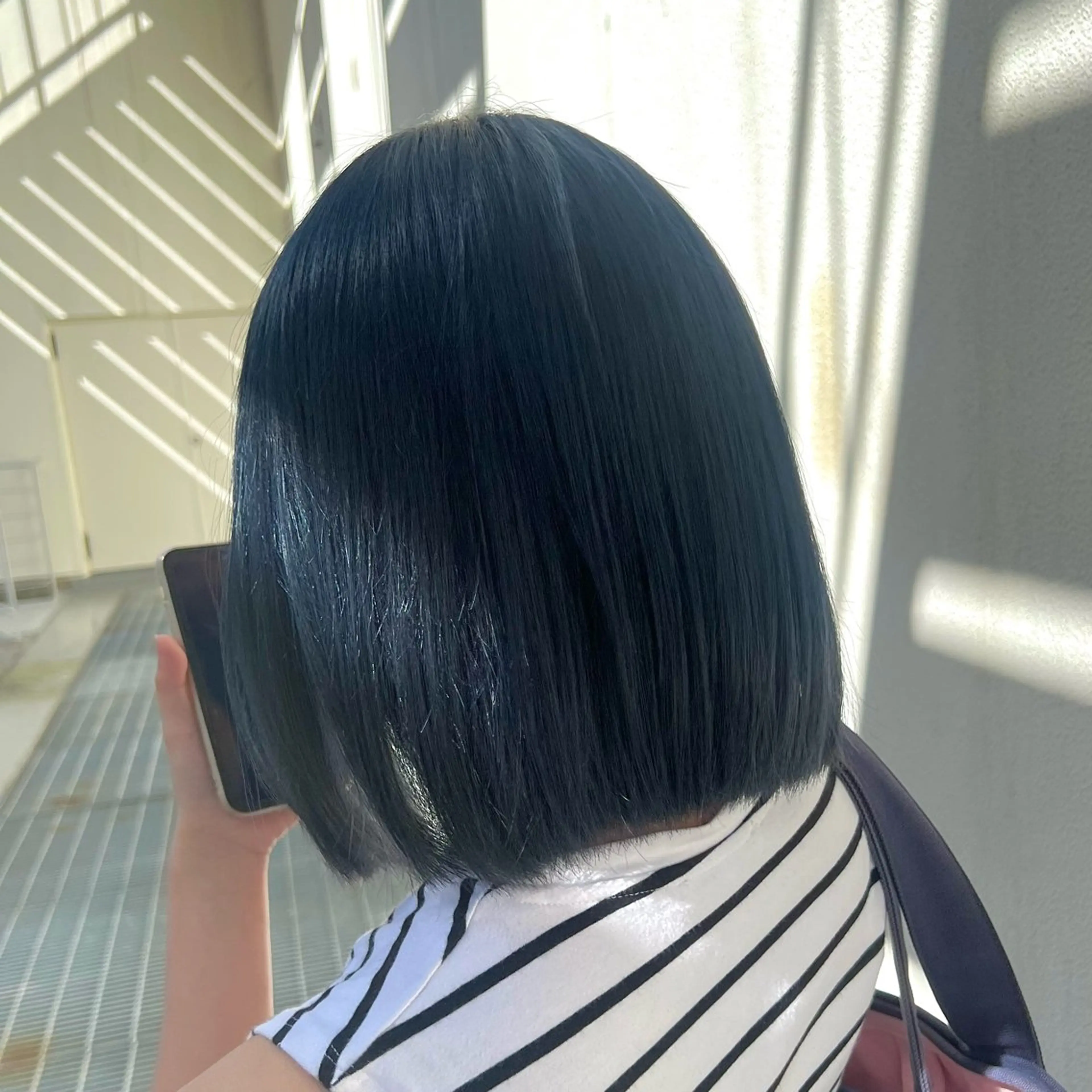 ミディアム カラー 黒髪 ブリーチ ブルーカラー ブルーブラック 大人メンズパーマ /石川瑠青のヘアスタイル