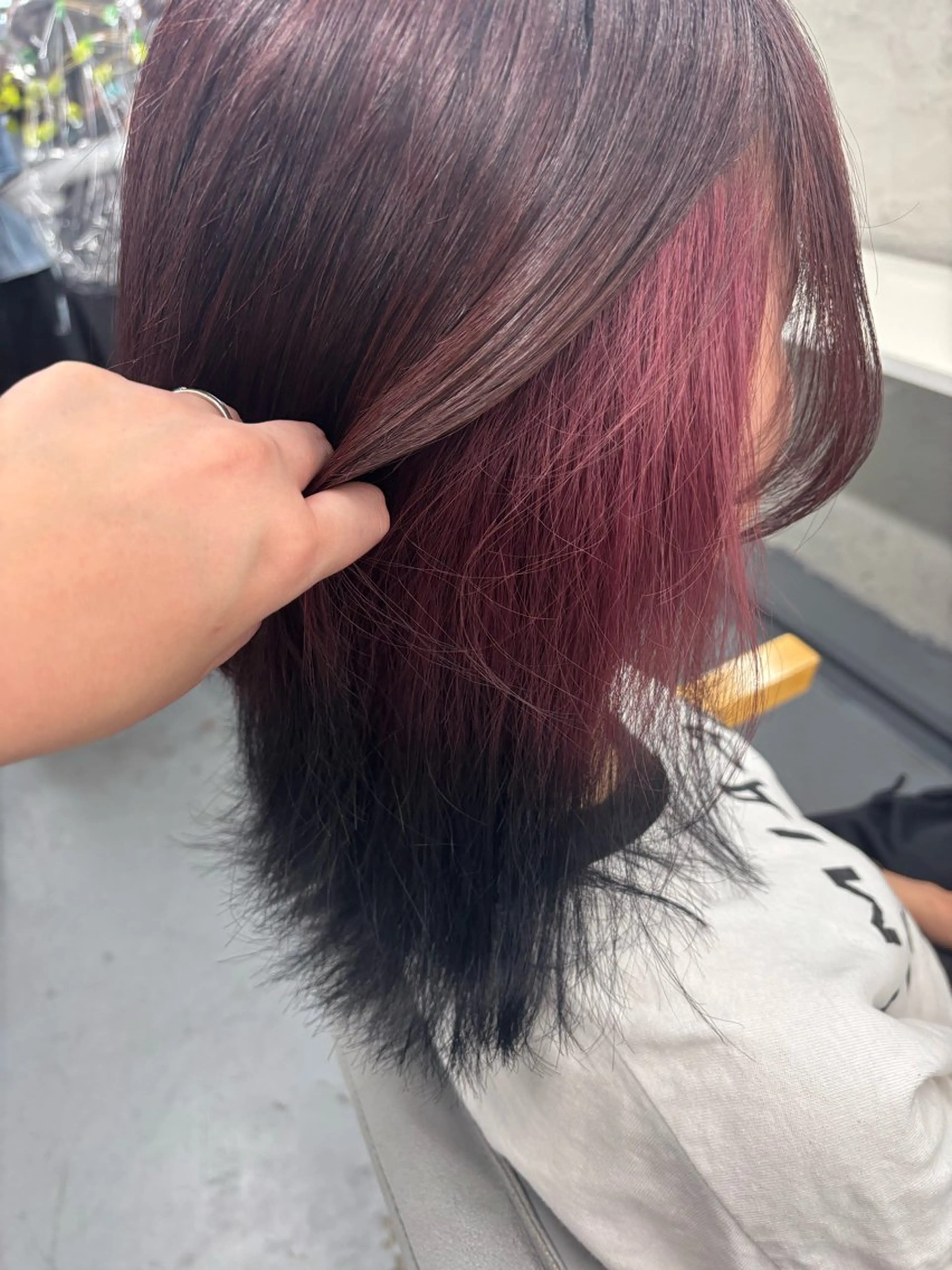 ミディアム カラー 腰越 麻奈のヘアスタイル