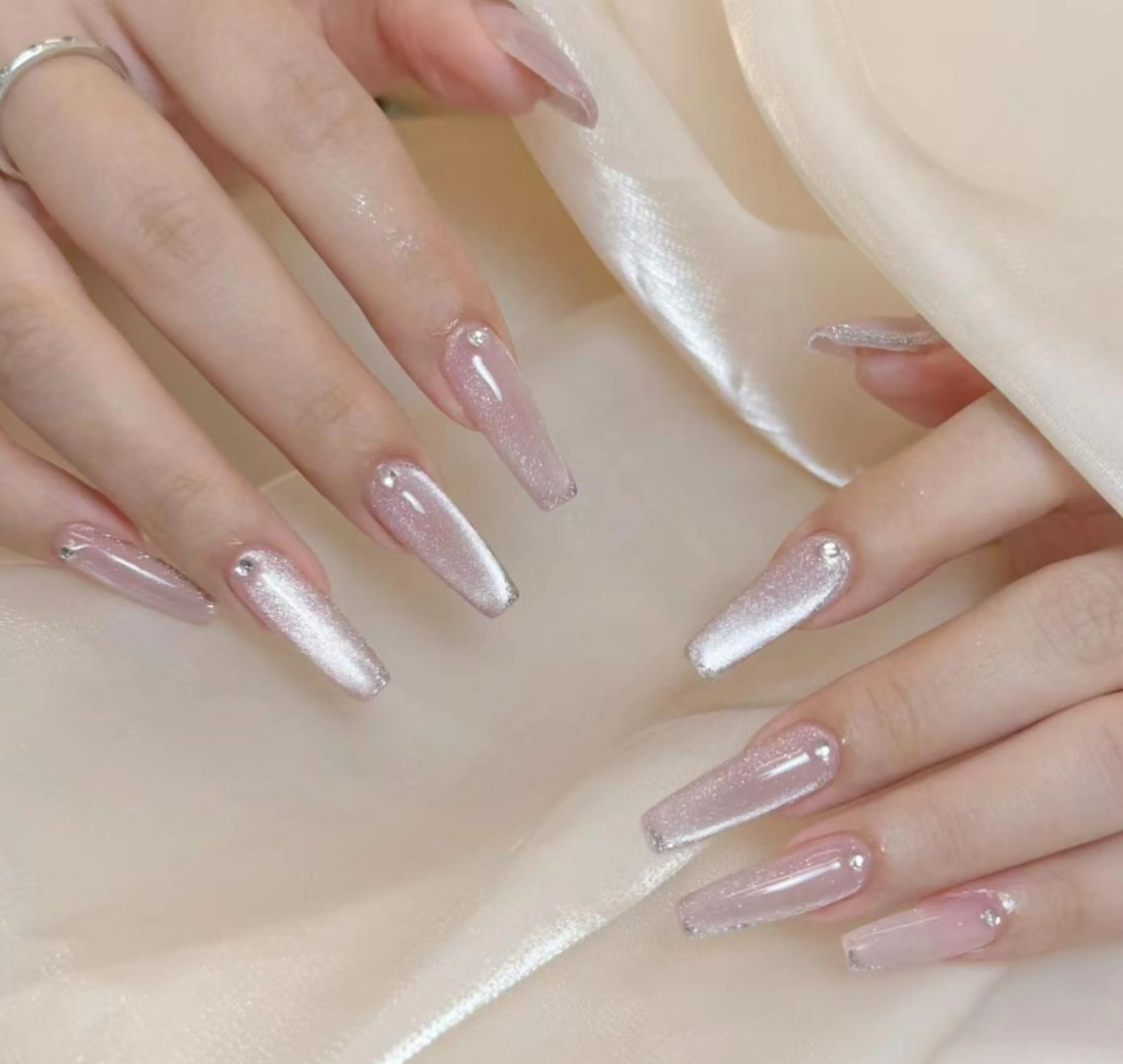 ネイル RAFFINE 月🦋🩵のネイルデザイン