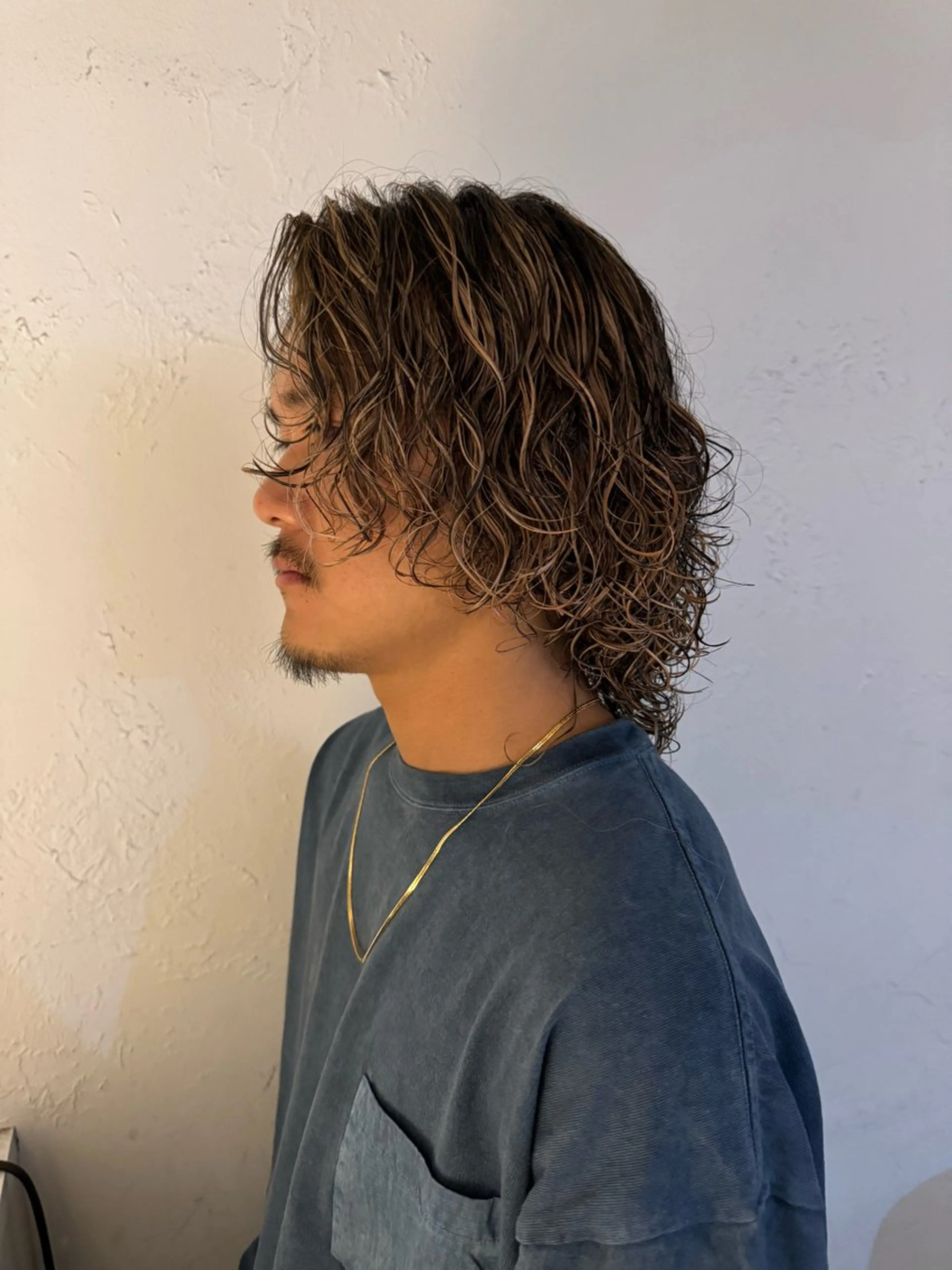 ミディアム カラー パーマ メンズ ミディアムパーマ センターパート ダウンパーマ フェードカット メンズハイライト カット ヘアカラー トリートメント 💈メンズ特化💈 TASUKUのヘアスタイル