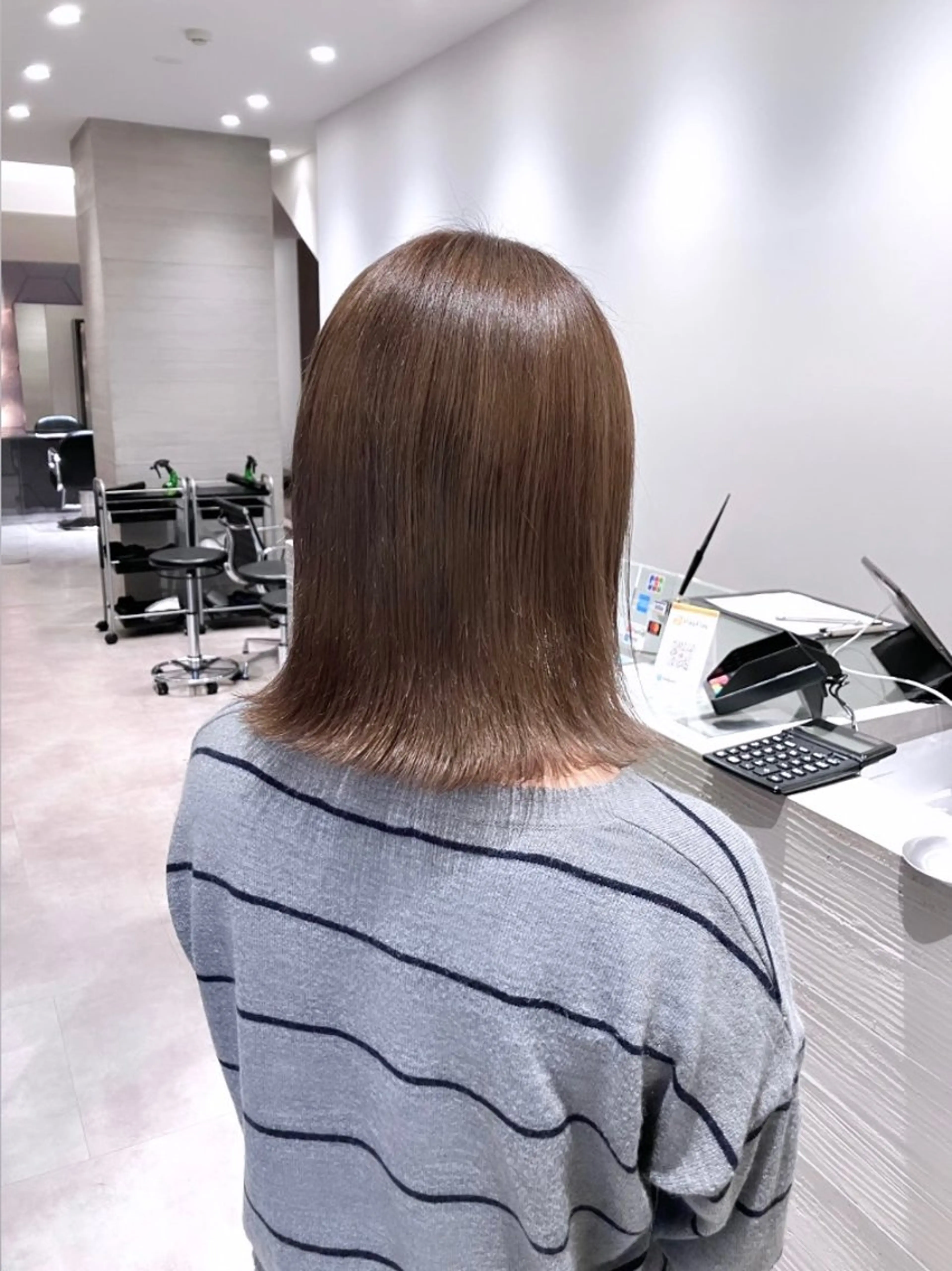 ミディアム カラー ベージュカラー ブリーチ ミルクティーベージュ サキ🤍ハイトーン 🩰くびれ巻きヘアのヘアスタイル