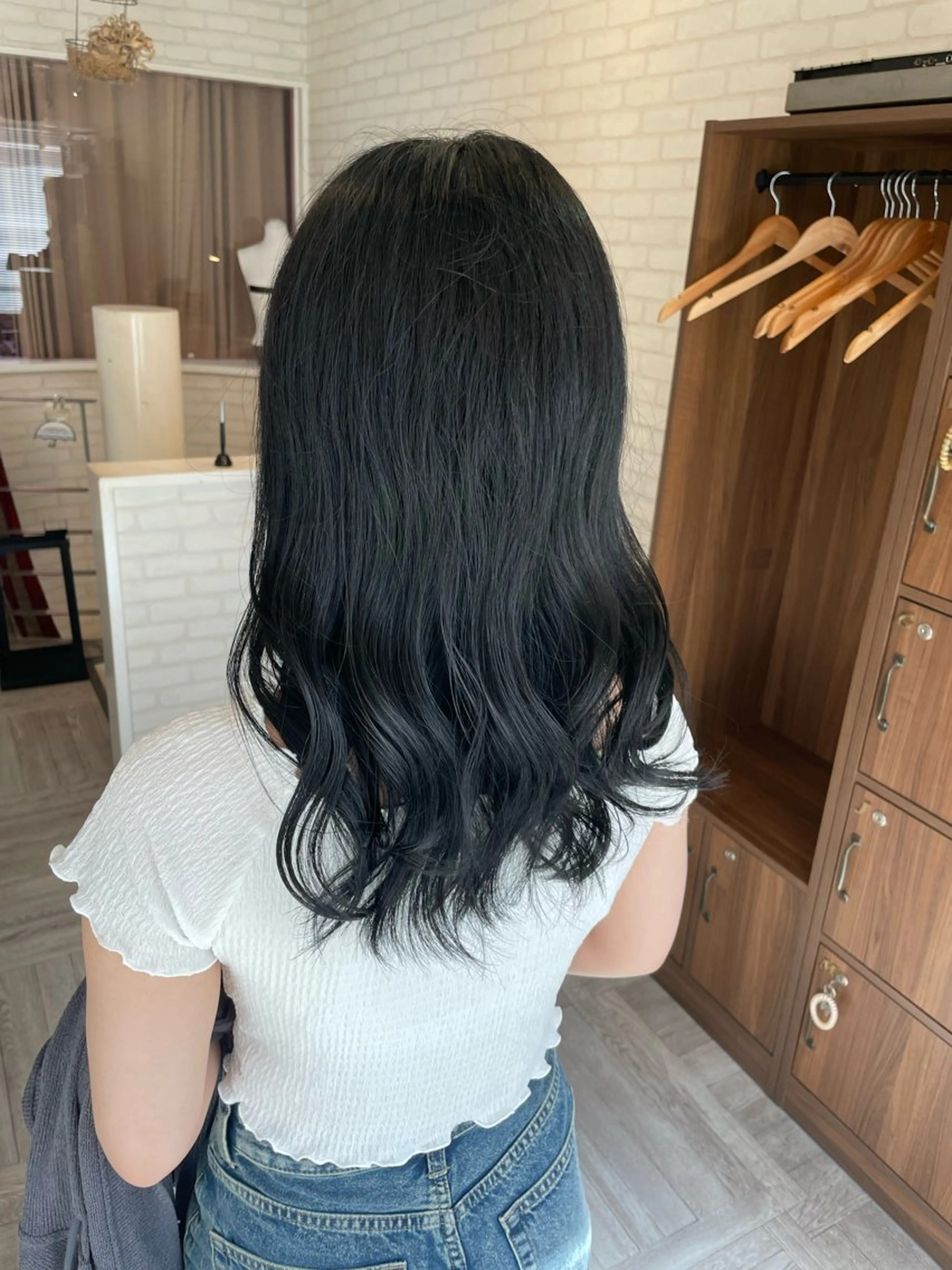 セミロング アッシュ アッシュブラック ヘアカラー くろだ ちはるのヘアスタイル