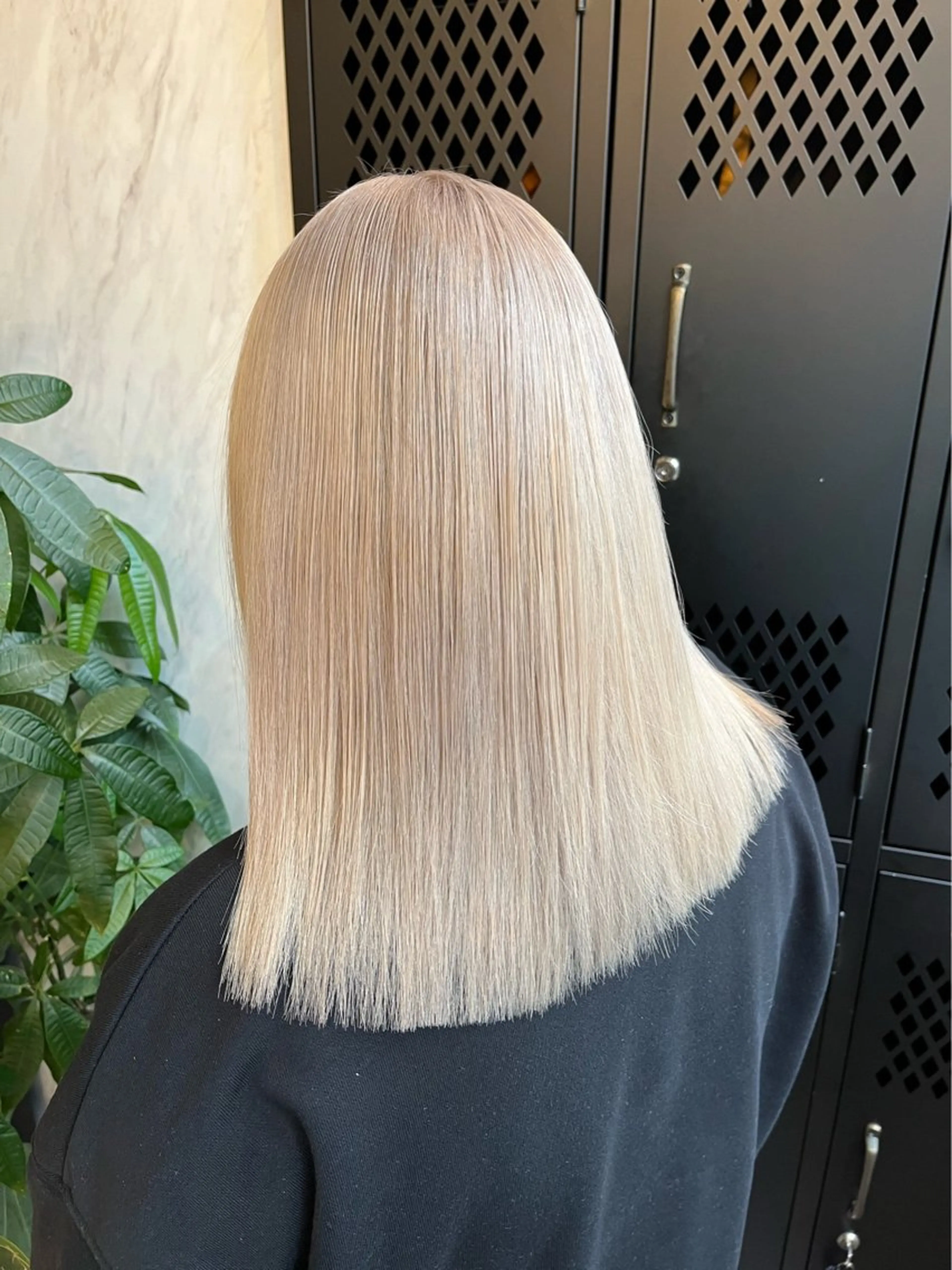 セミロング カラー ブリーチ ケアブリーチ ハイトーンカラー ヘアカラー トリートメント 菜々🫧新宿 透明感ケアブリーチのヘアスタイル