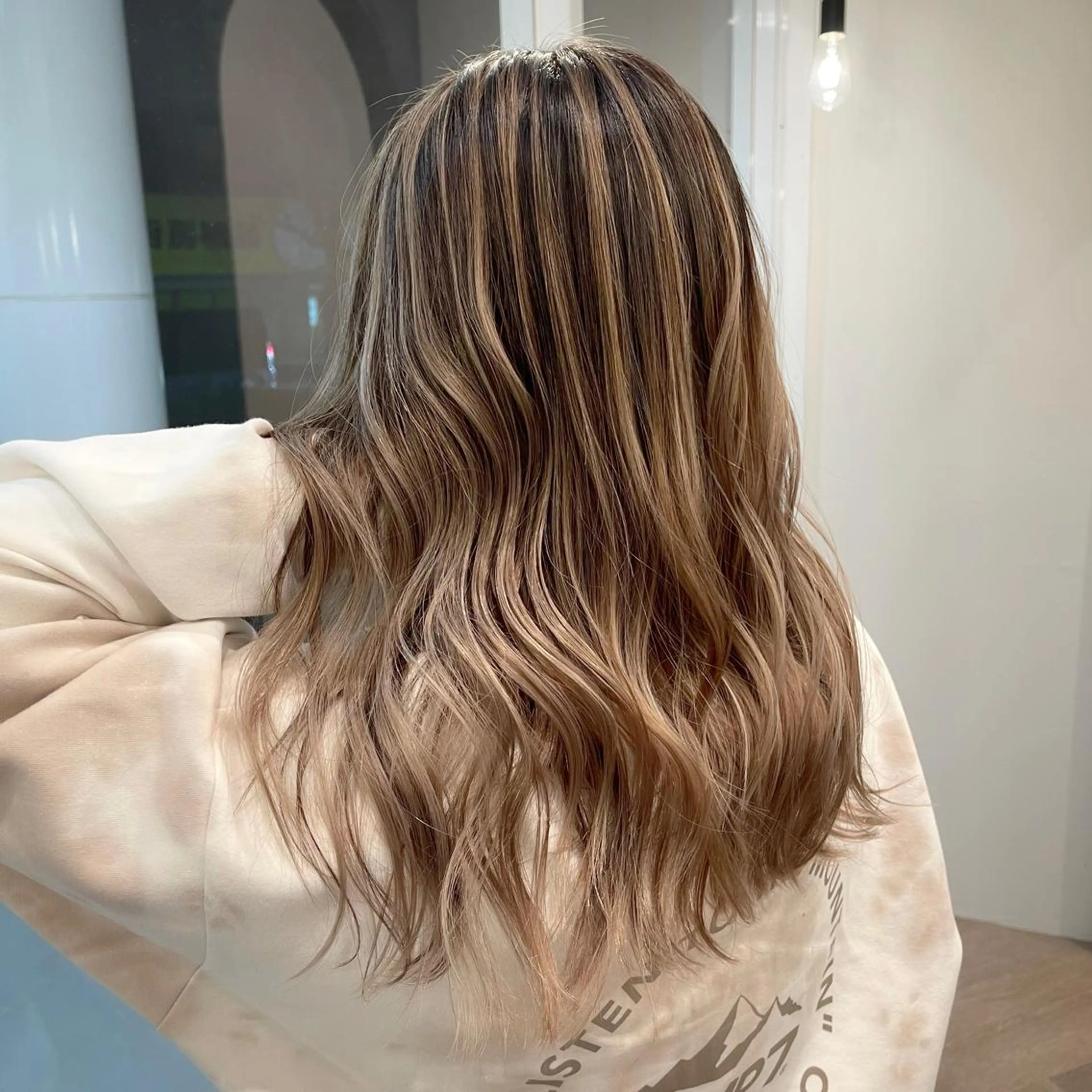 ミディアム カラー ヘアアレンジ バレイヤージュ デザインカラー ハイライトカラー 外国人風カラー ハイライト カット ヘアカラー トリートメント アンドウ ユウ/ レイヤーカット/韓国のヘアスタイル