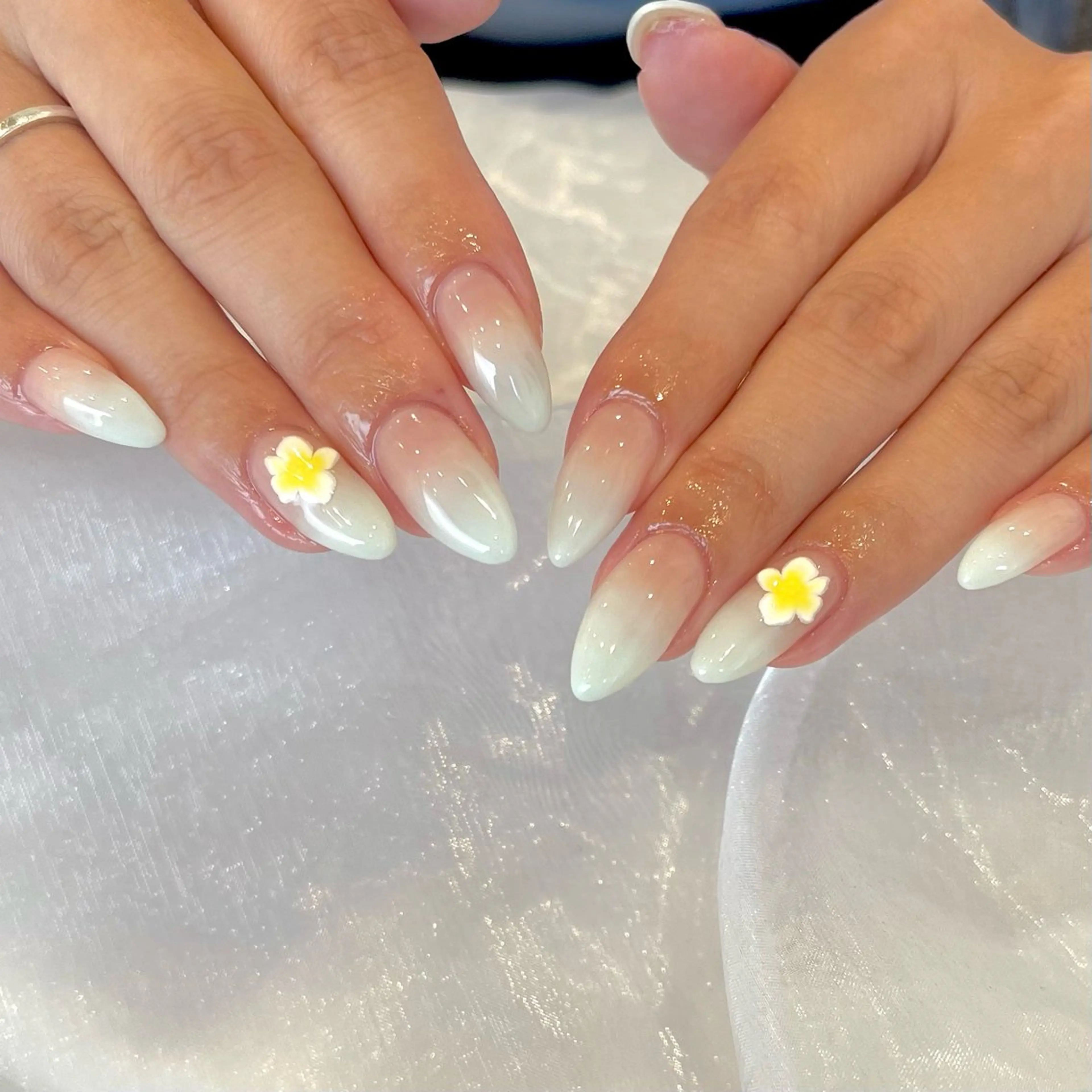 ネイル ブルー グラデーション 持ち込み 夏ネイル ハンドネイル COCO  NAIL所属・COCO NAILのネイルデザイン