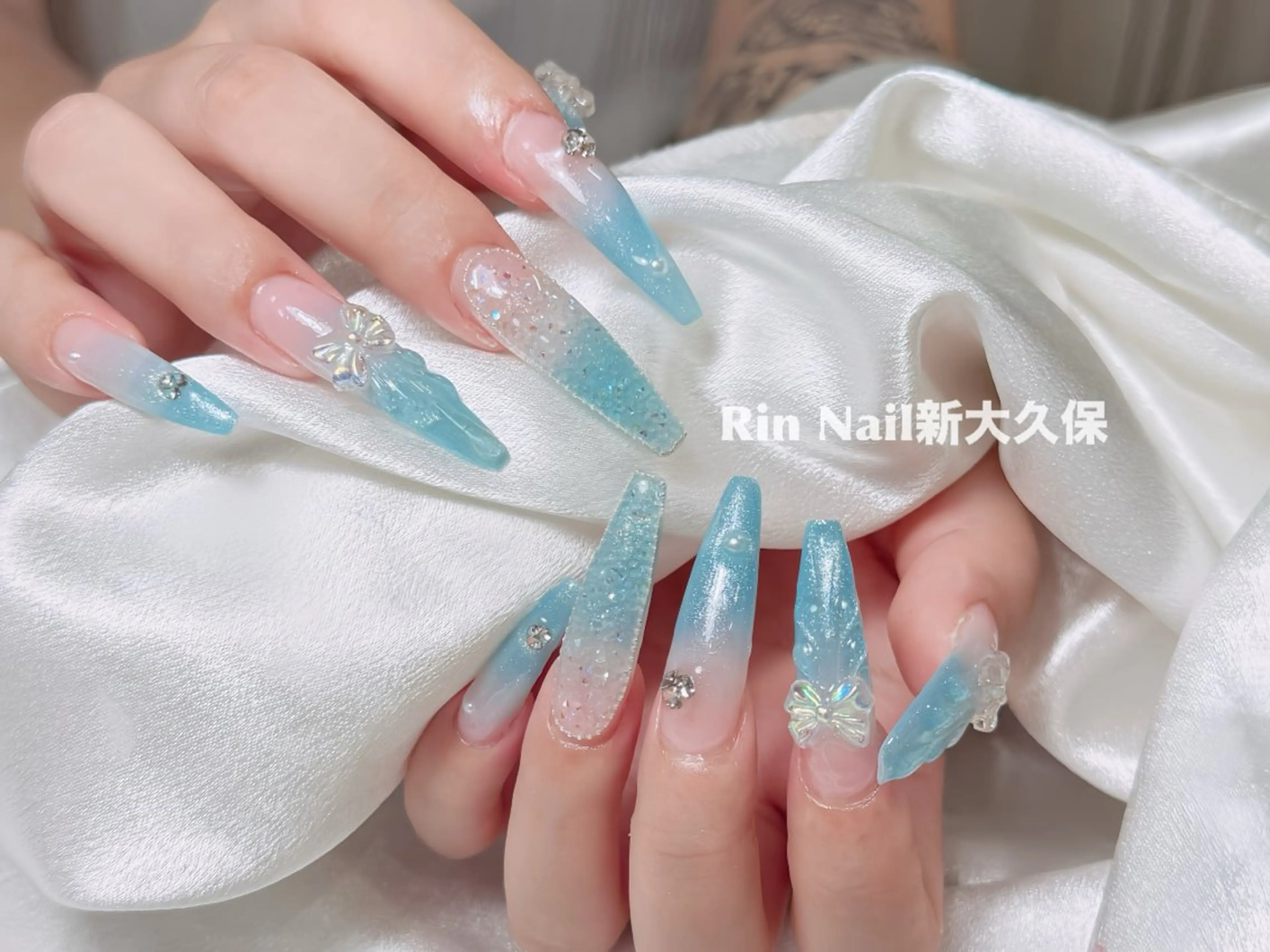 ネイル アートネイル フレンチネイル キラキラネイル 韓国ネイル 水色 ハンドネイル Rin Nail 新大久保店のネイルデザイン