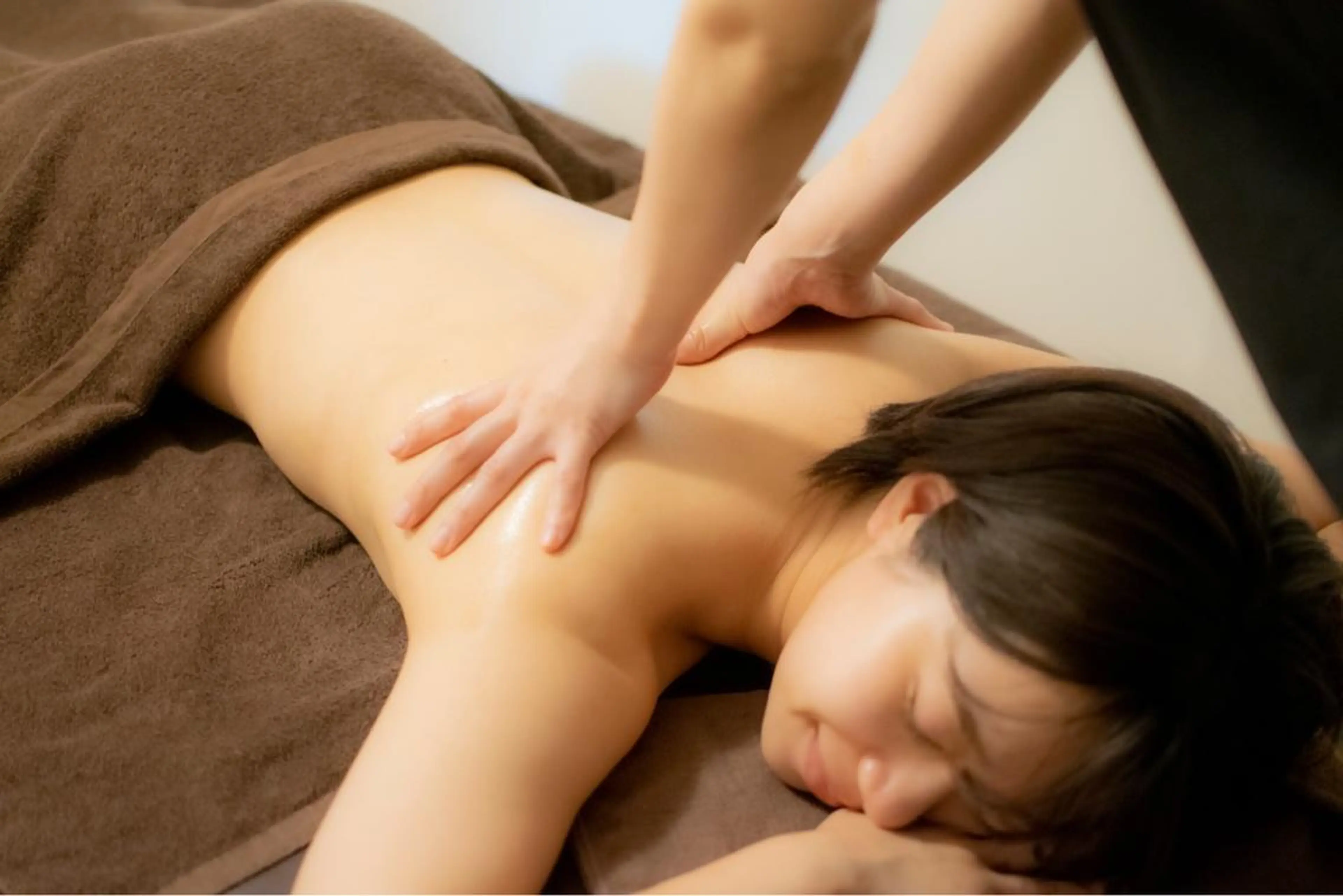 深層筋アロマリンパマッサージ　60分　(足、背面、肩首、デコルテ、頭)の写真