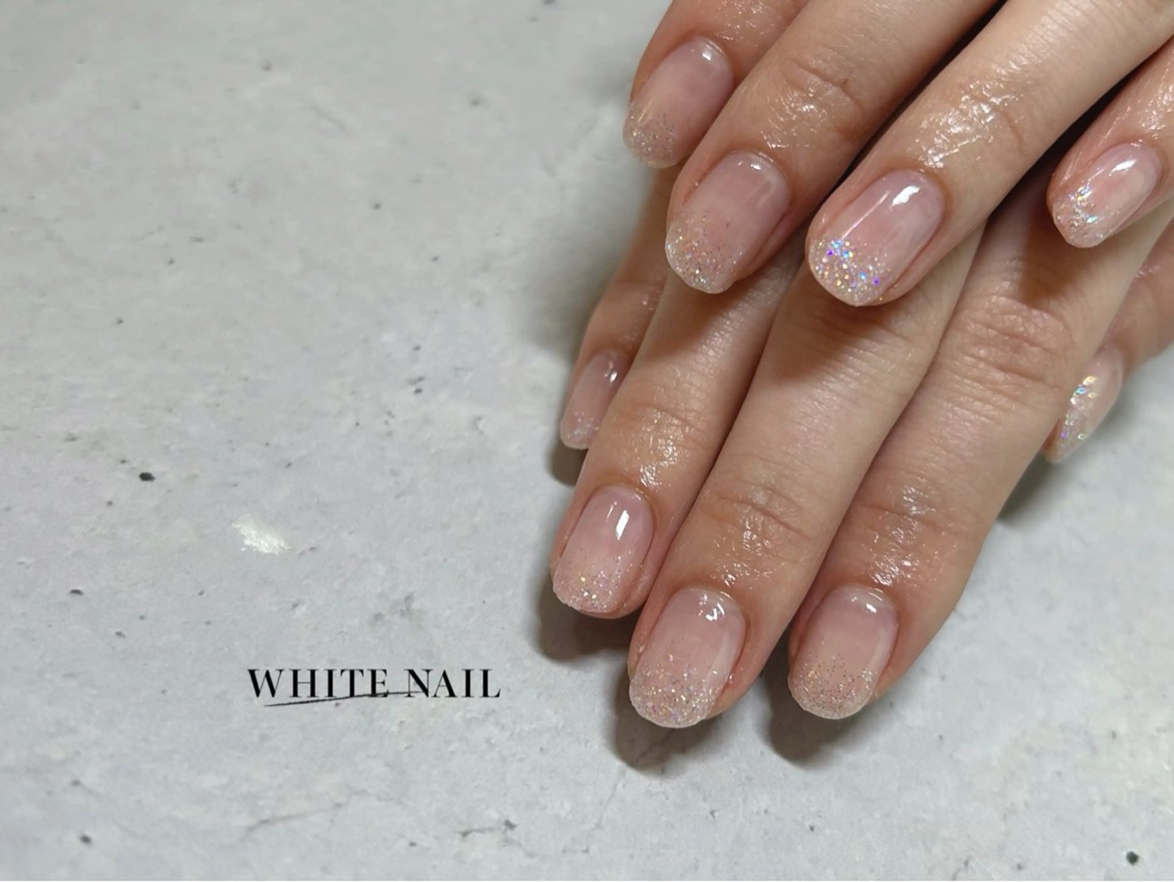 ネイル グラデーション ラメ(グリッター) ラメグラデーション ハンドネイル WHITE NAIL ホワイトネイルのネイルデザイン