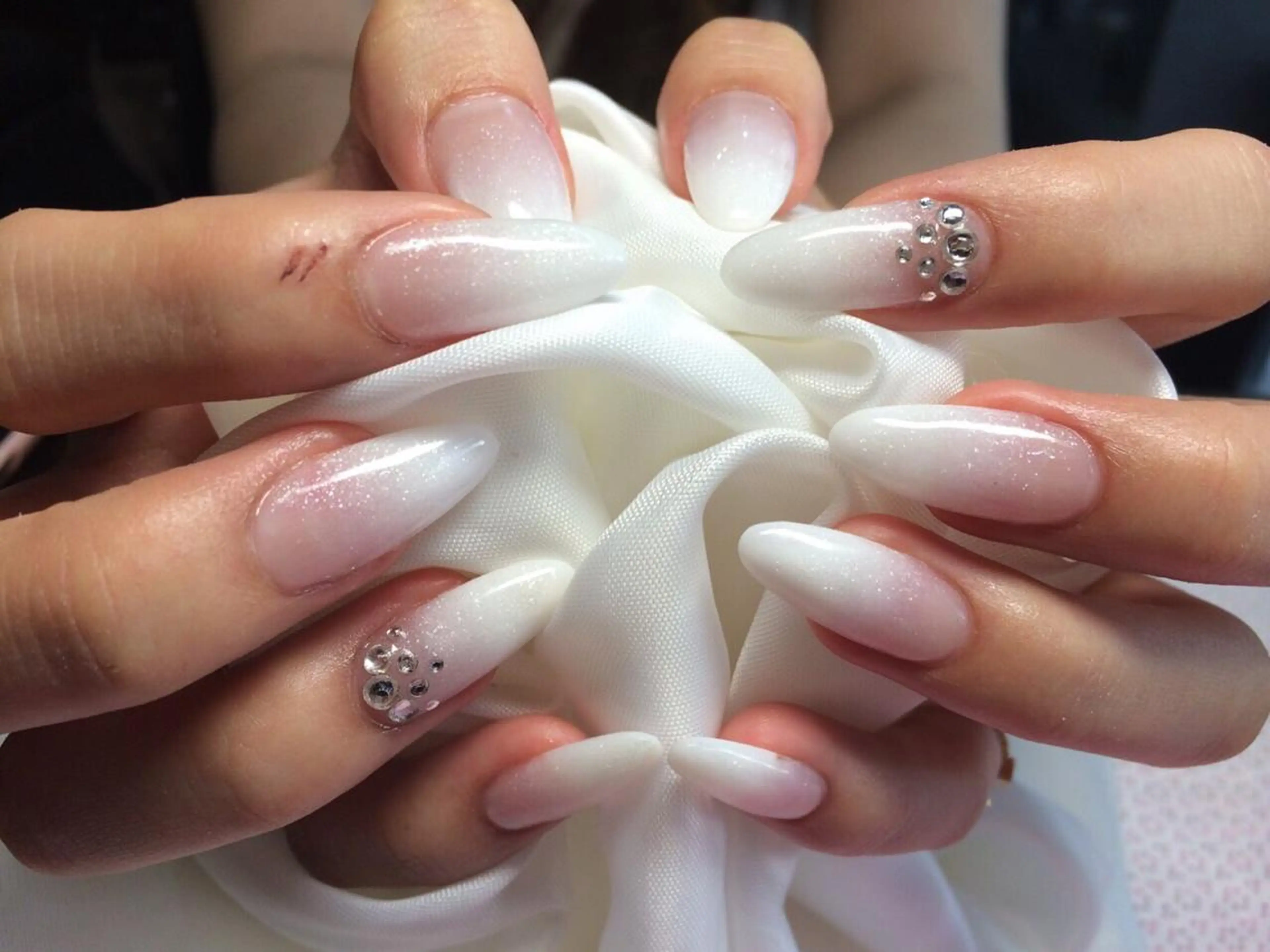 ネイル グラデーション ラメ(グリッター) ラメグラデーション スカルプネイル ストーンネイル アクアライズ所属・アクア ライズのネイルデザイン