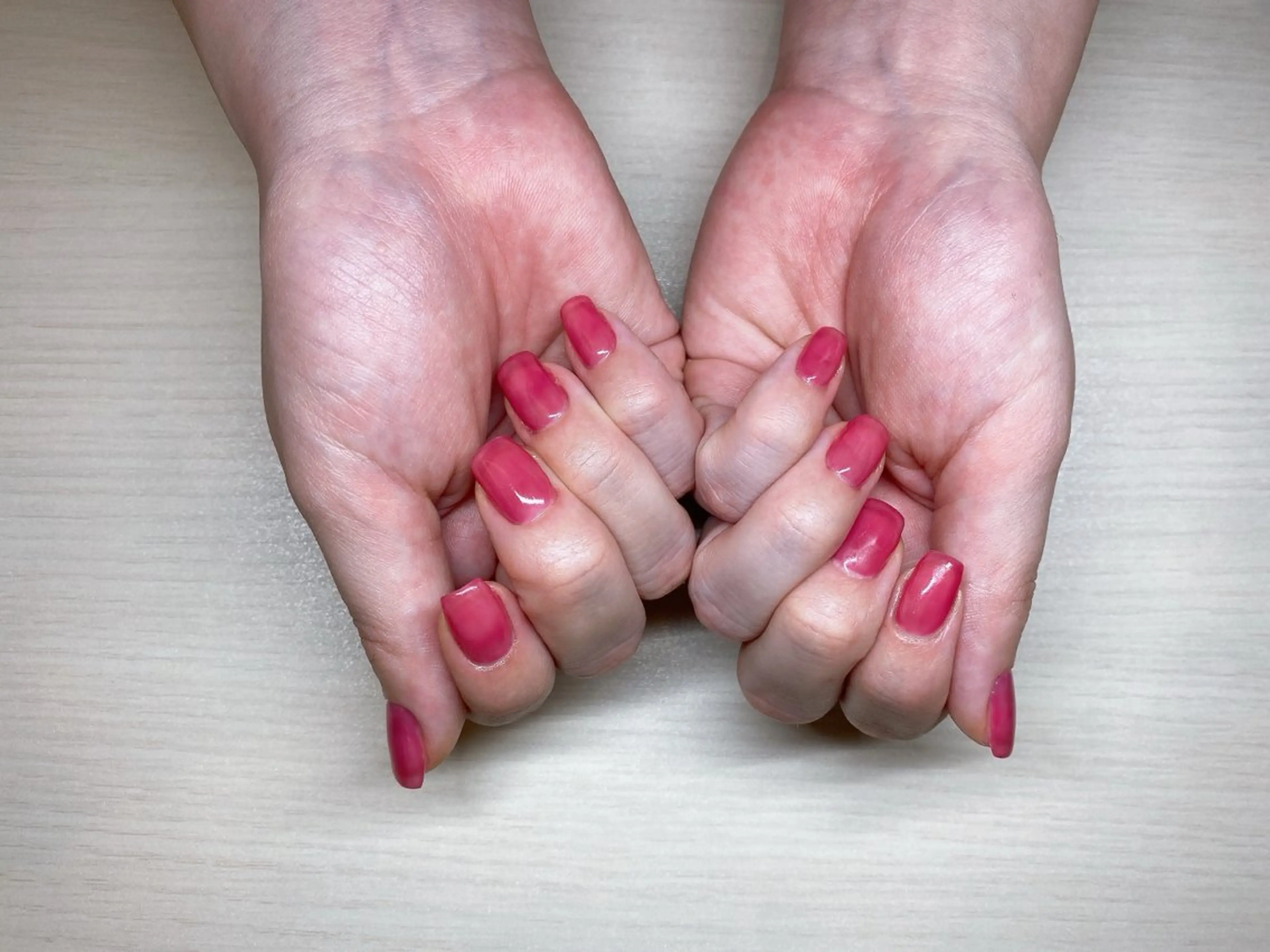 ネイル ワンカラーネイル 赤色 齋藤 優花のネイルデザイン