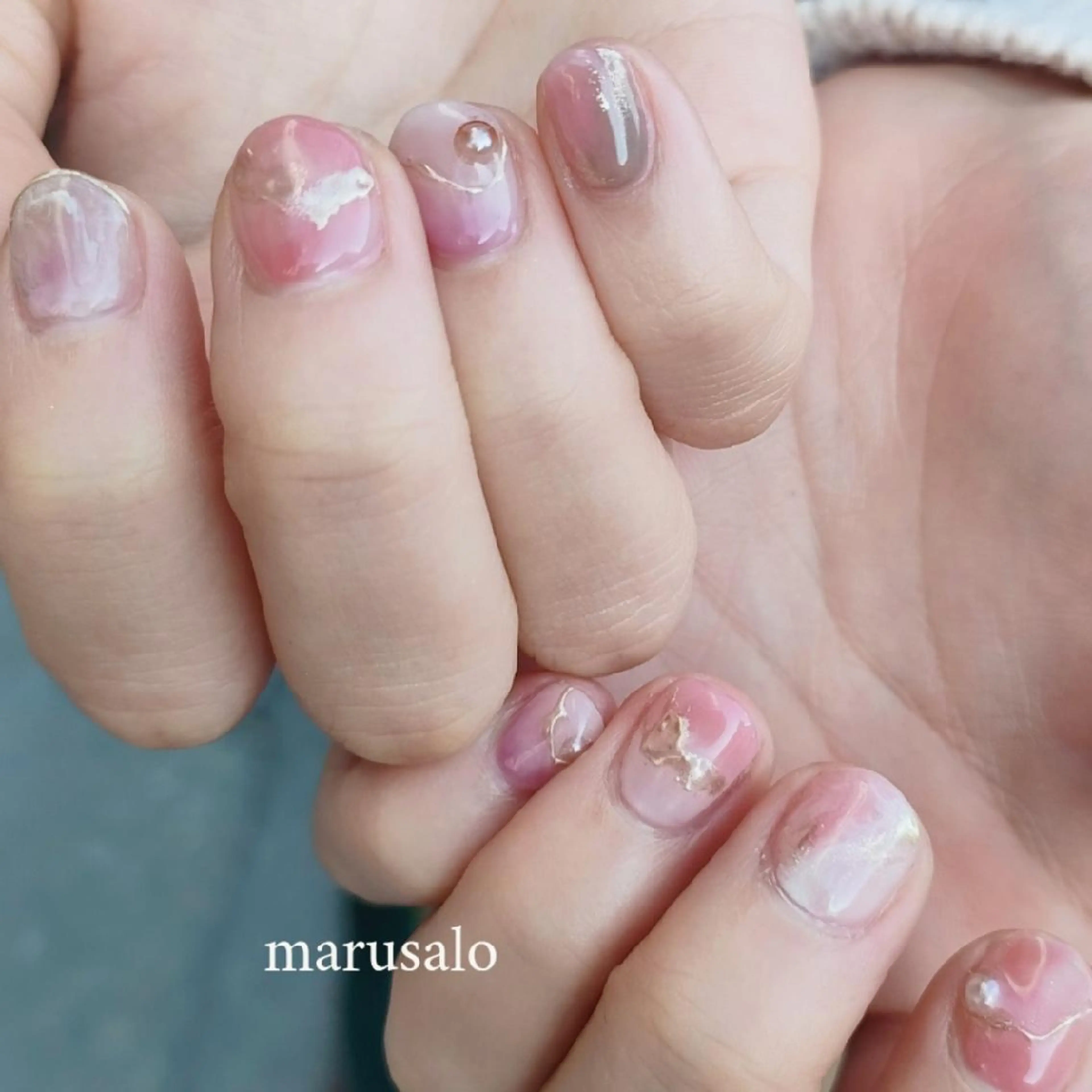 ネイル ミラーネイル ニュアンスネイル ピンク ピンクベージュ 冬ネイル ハンドネイル marusalo nailのネイルデザイン