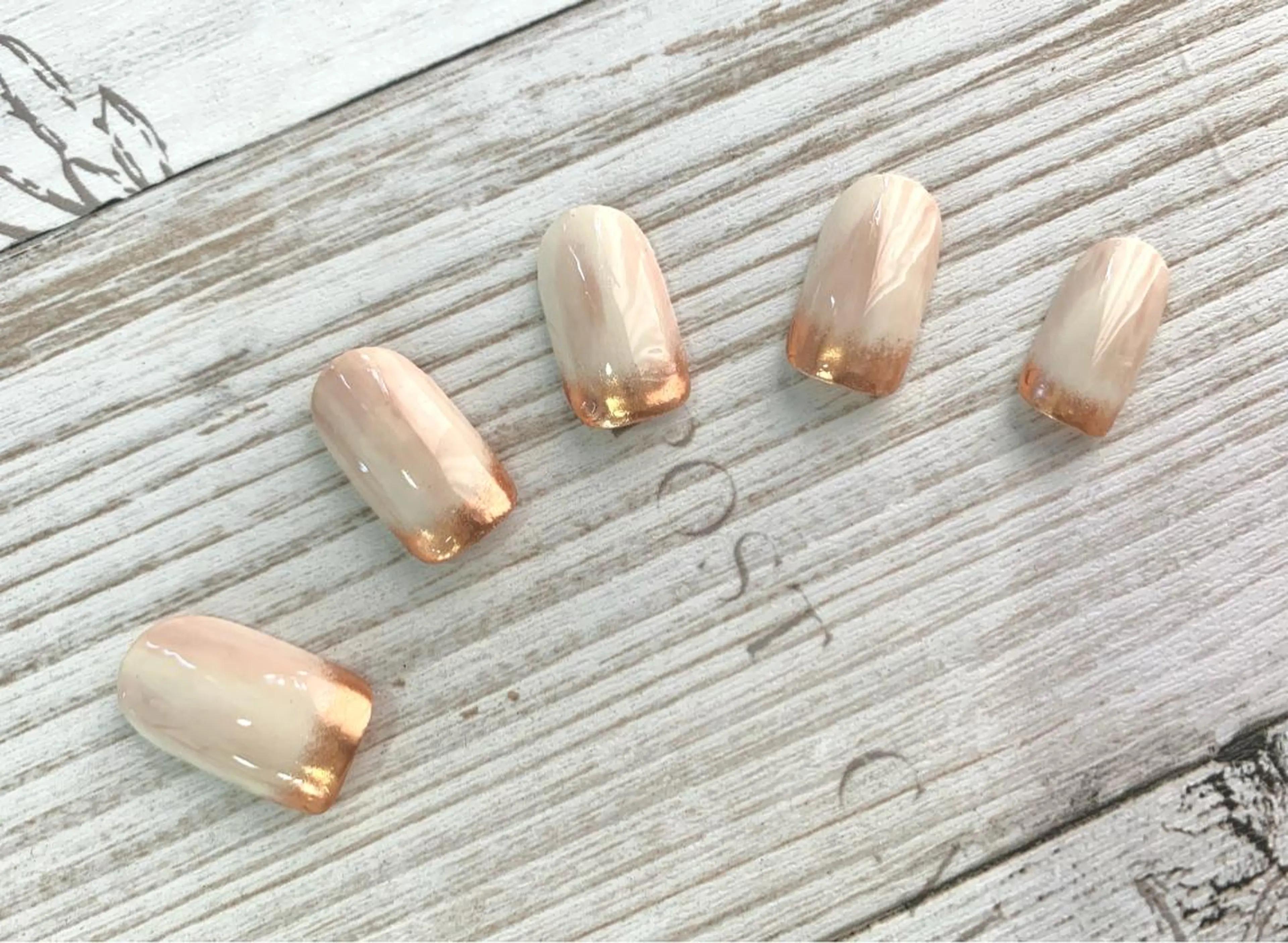 ネイル グラデーション ミラーネイル ニュアンスネイル ホワイト ku-to所属・林 志帆子【en2号店】のマツエク・マツパデザイン