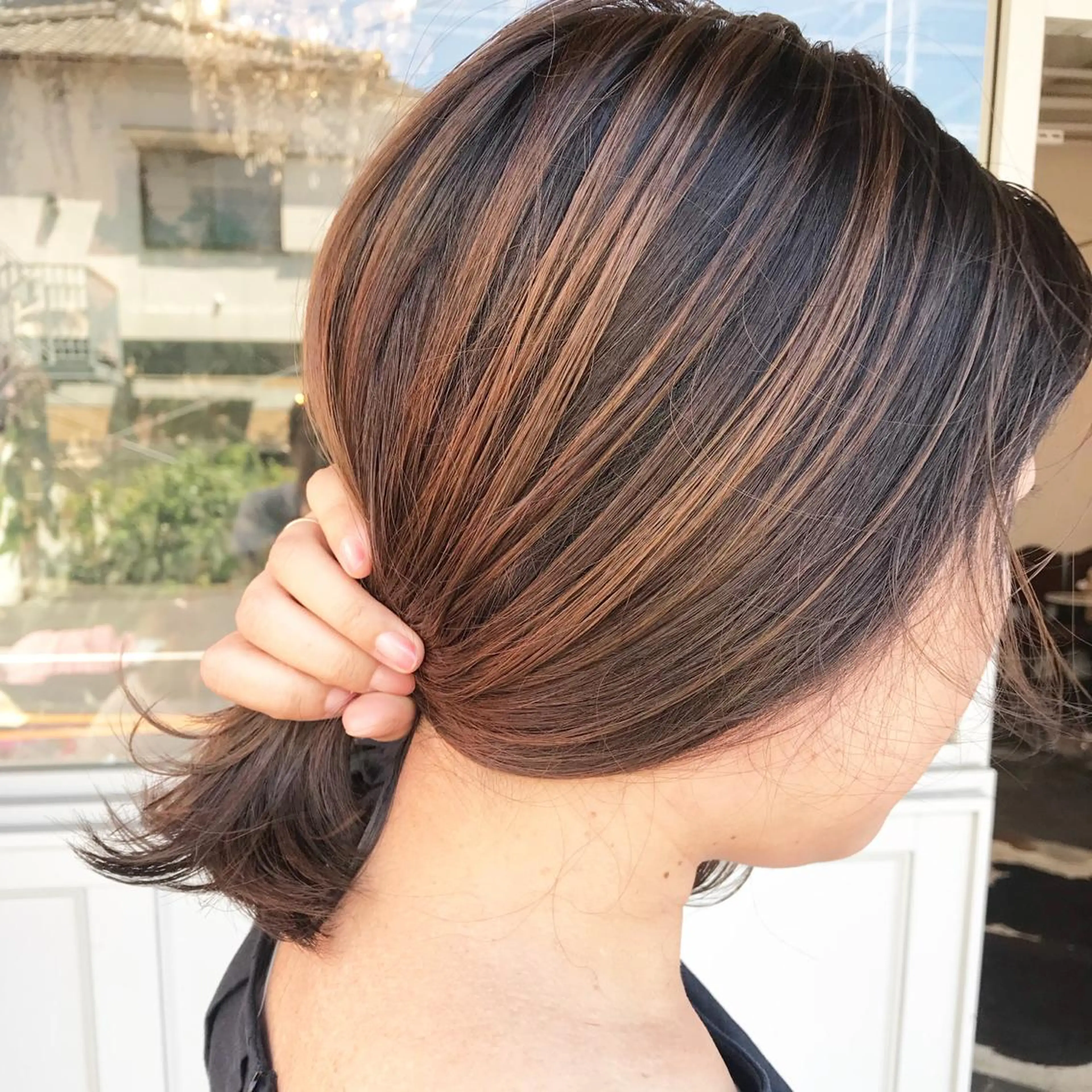 ミディアム カラー ヘアアレンジ お団子ヘア 切りっぱなしボブ バレイヤージュ ブリーチ グラデーションカラー Mariana/ 鶴原-ハイライトのヘアスタイル