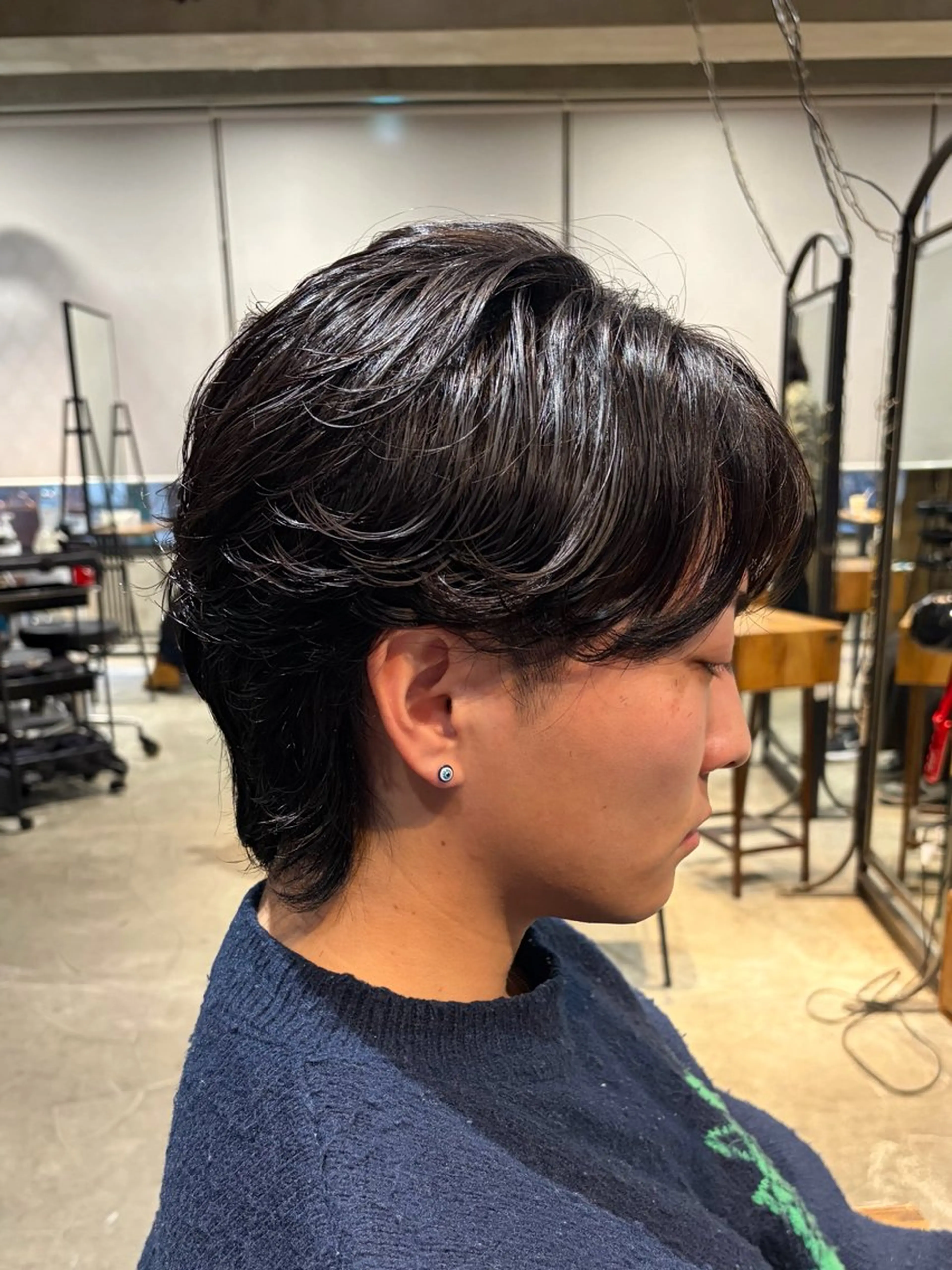 ミディアム パーマ メンズ ミディアムパーマ フェザーパーマ メンズハイトーン メンズパーマ 刈り上げ 似合わせハイトーン 🍯ayumi🍯のヘアスタイル