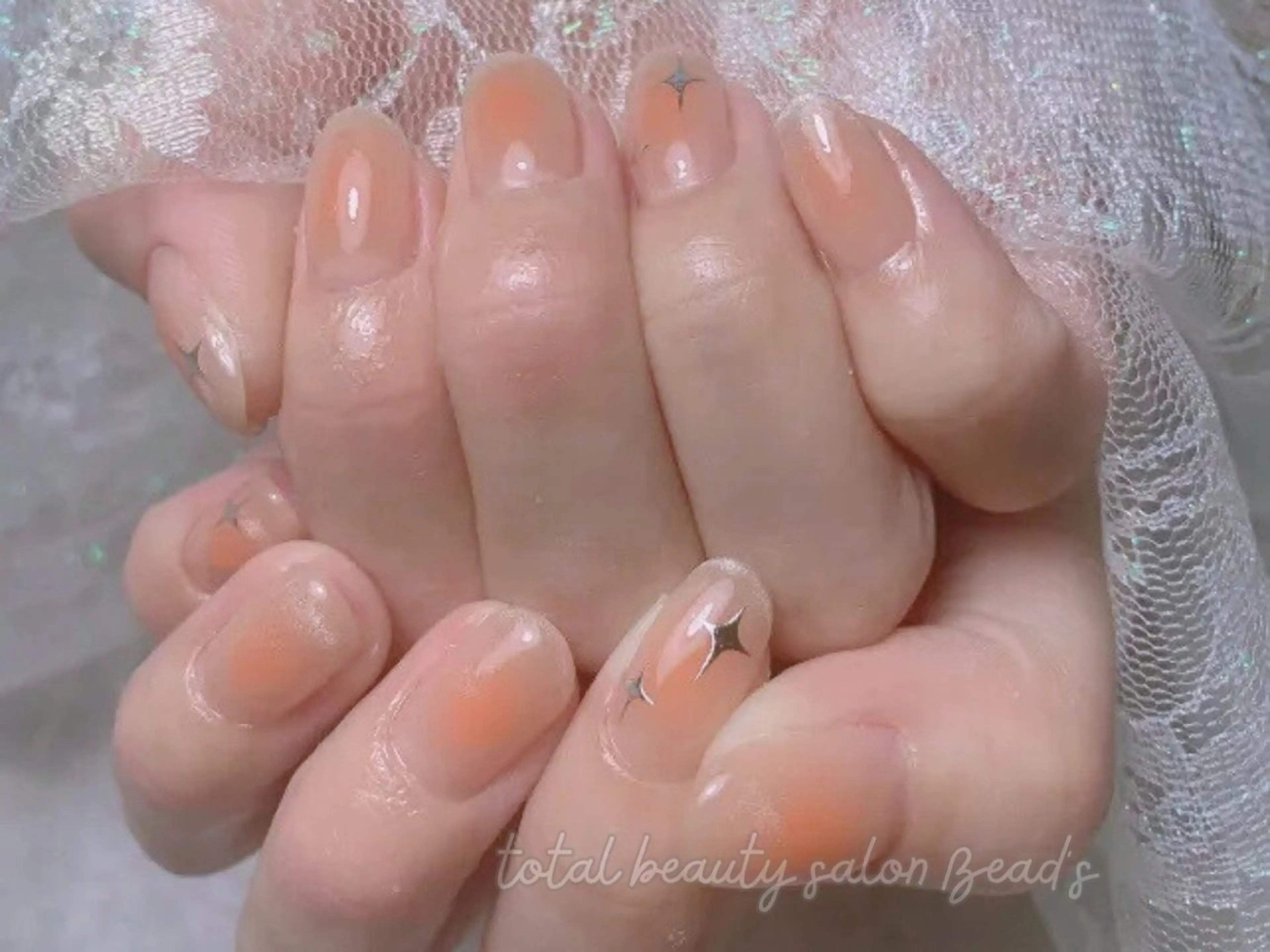 ネイル チークネイル オレンジ ワンホンネイル ネイルサロン　ビーズ所属・トータルビューティー サロンビーズ すずのネイルデザイン