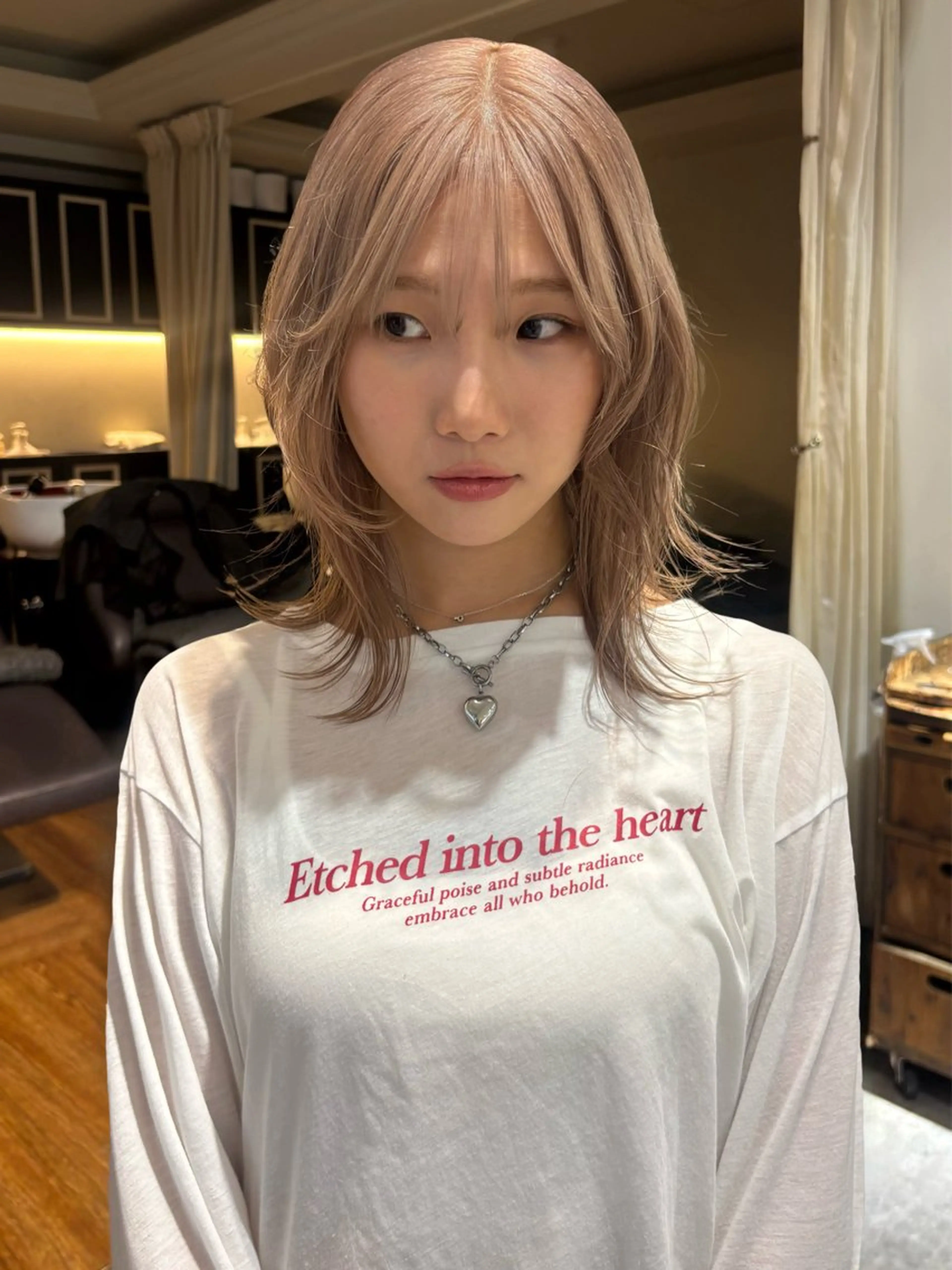 ミディアム ヘアカラー ｍｏｍｏ/ ハイトーン/ベージュのヘアスタイル