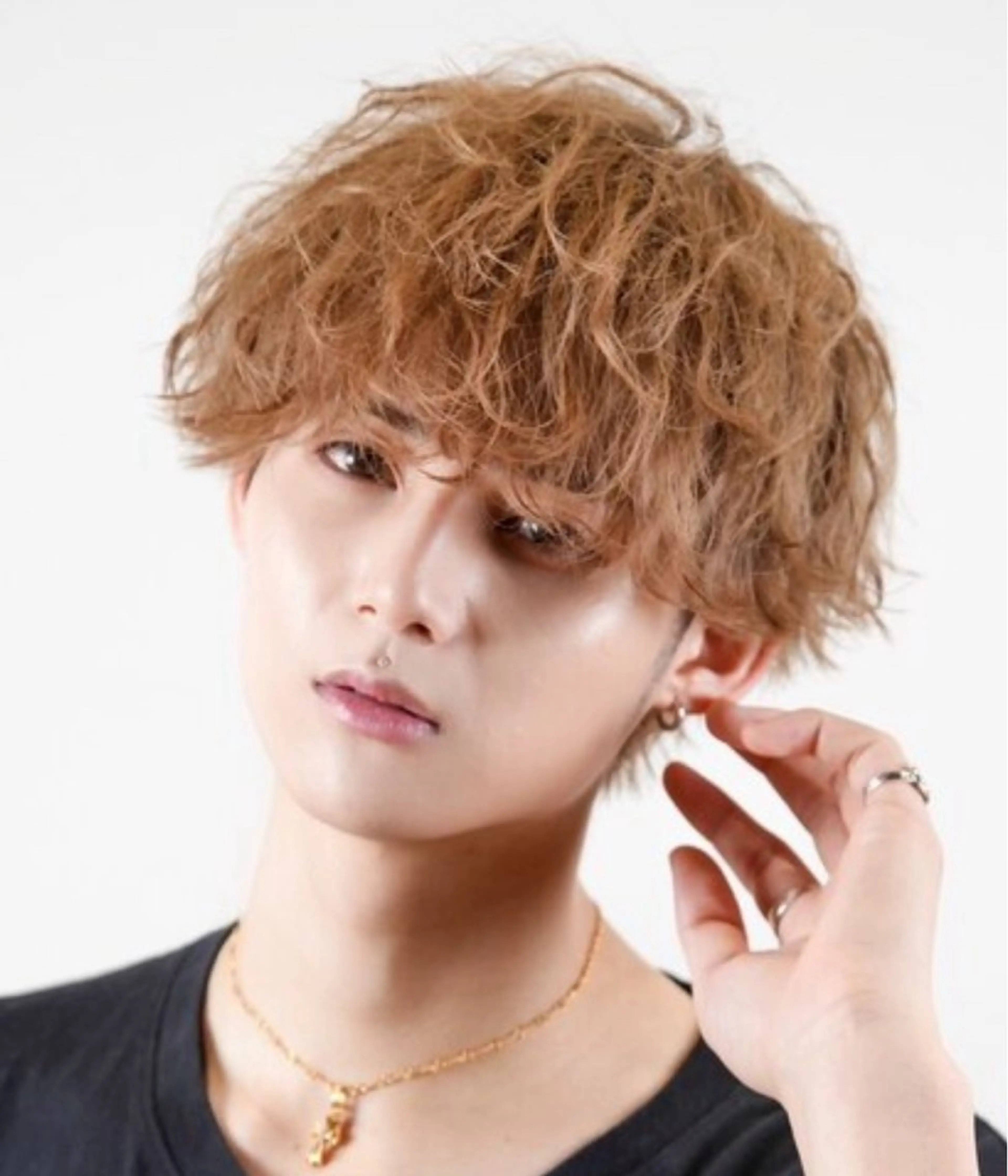 ショート カラー メンズ メンズハイトーン マッシュ ハイトーンカラー カット ヘアカラー ユウ🪄 パーマ指名No1のヘアスタイル