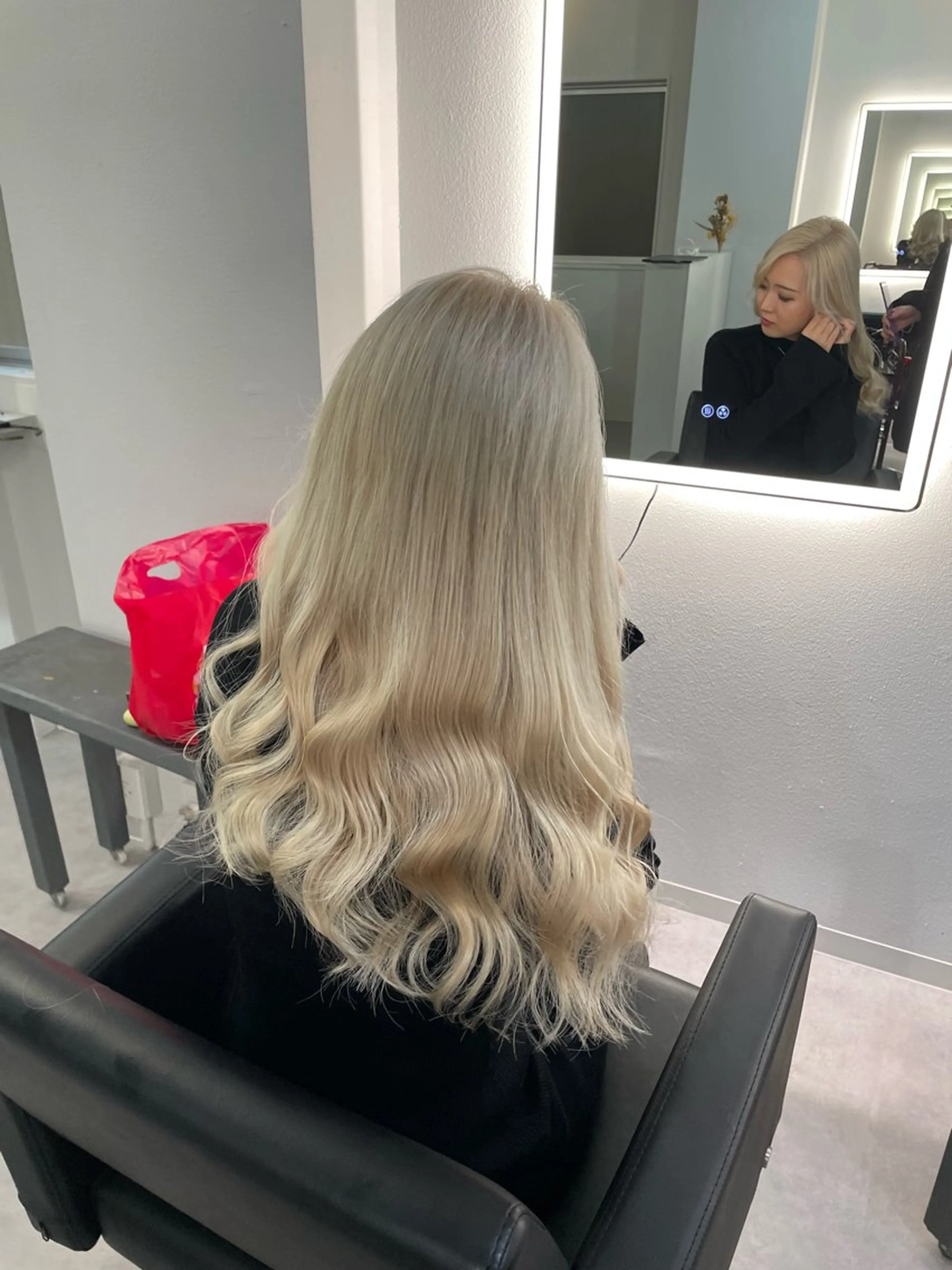 ロング カラー ベージュカラー ホワイトベージュ Cielro【 シェイロ 】所属・Cielro/ダブル カラー/西田咲希のヘアスタイル