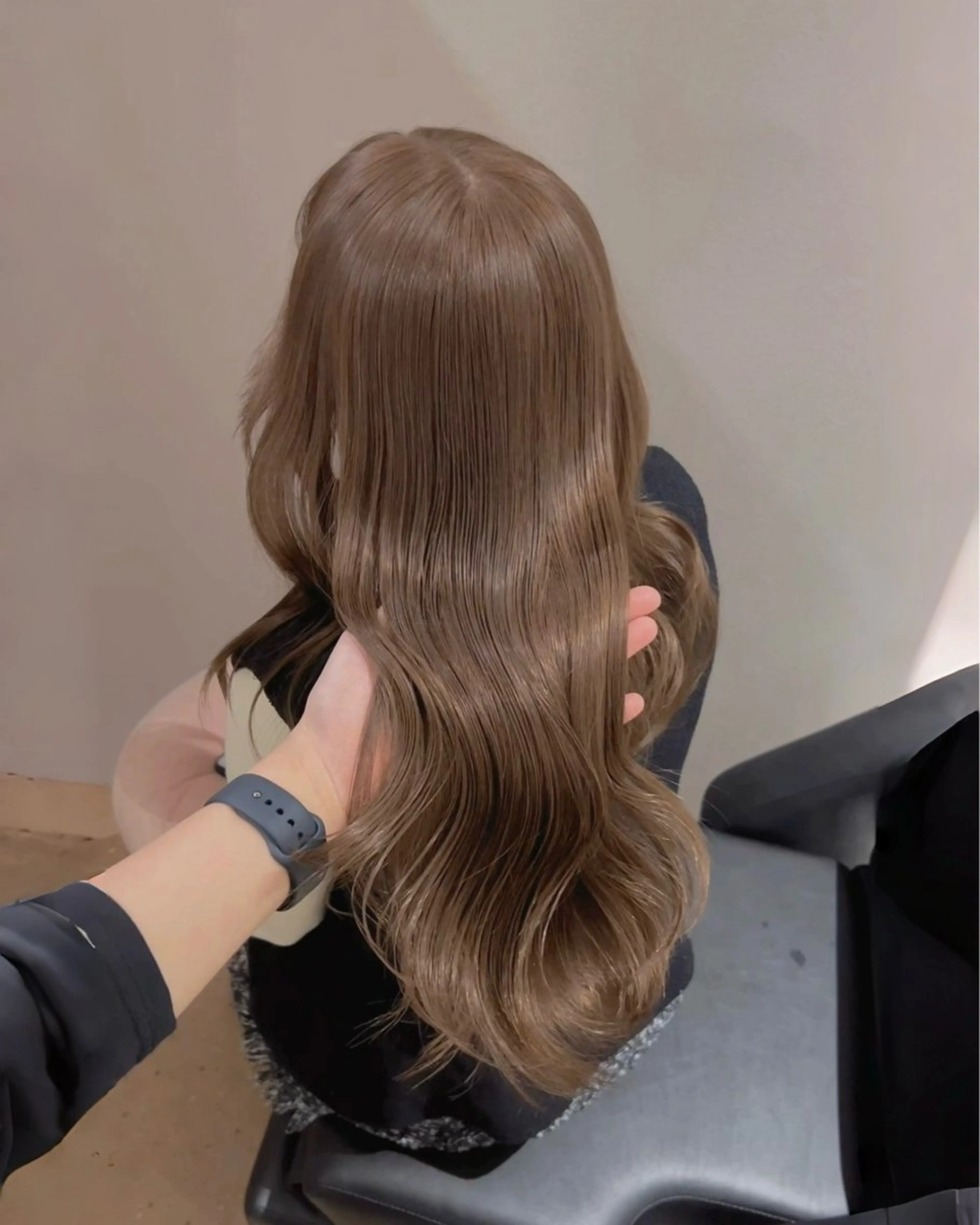 ロング カラー パーマ アッシュ アッシュグレー アッシュグレージュ ベージュカラー ブリーチ カット ヘアカラー トリートメント ブリーチなし/ ベージュ/akiraのヘアスタイル