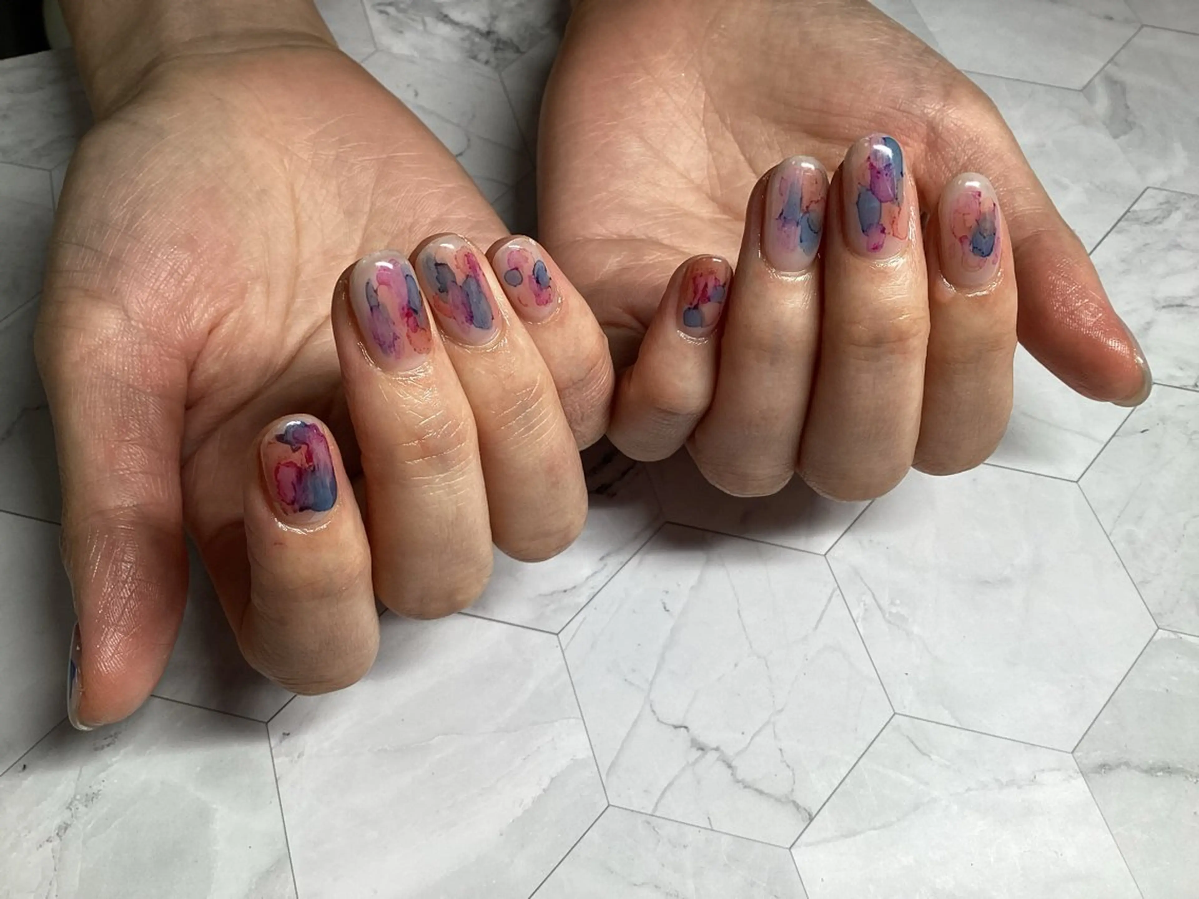 ミディアム 渋谷　Laugh 8301のネイルデザイン