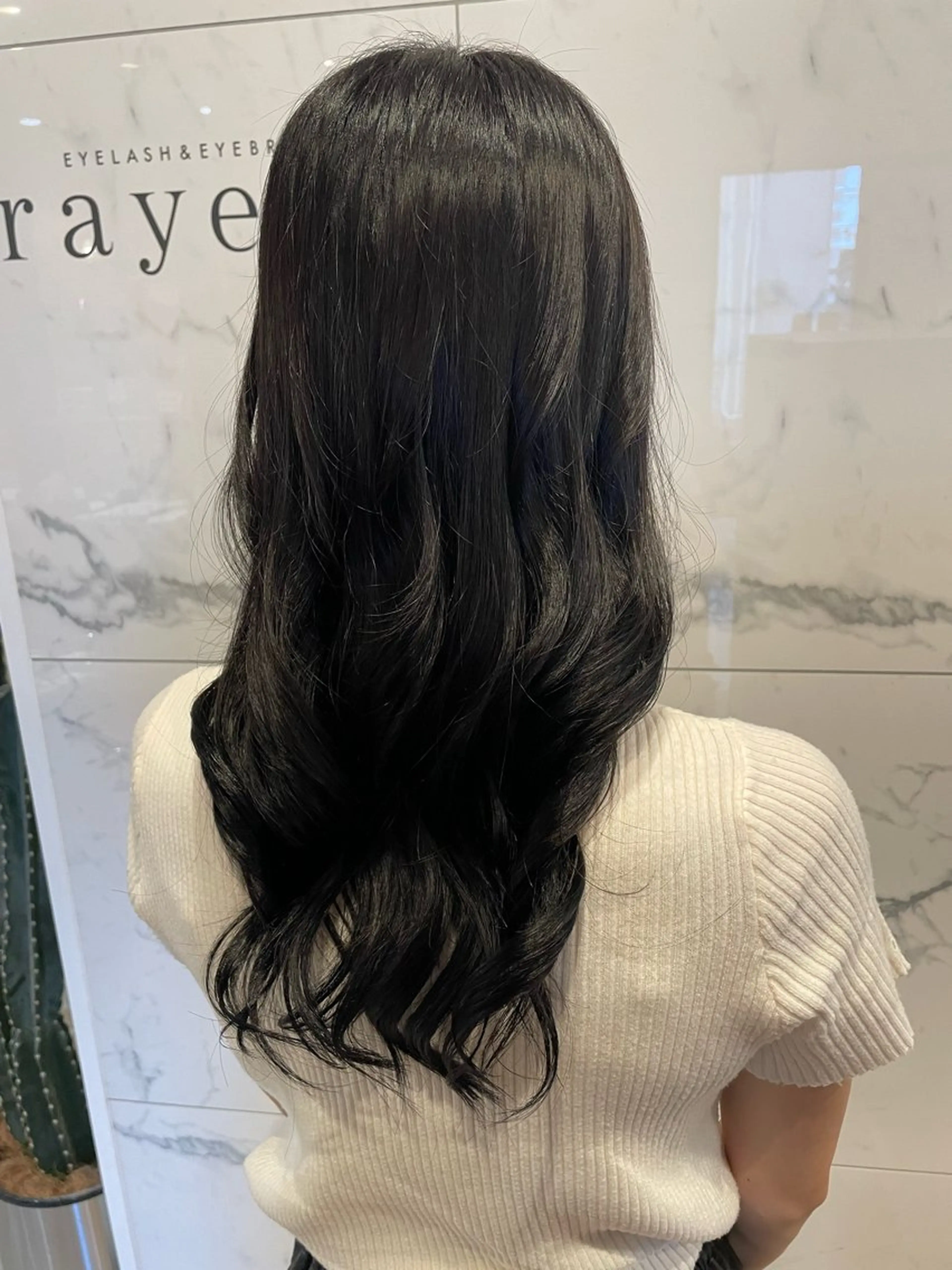 カラー 岡村 真子のヘアスタイル