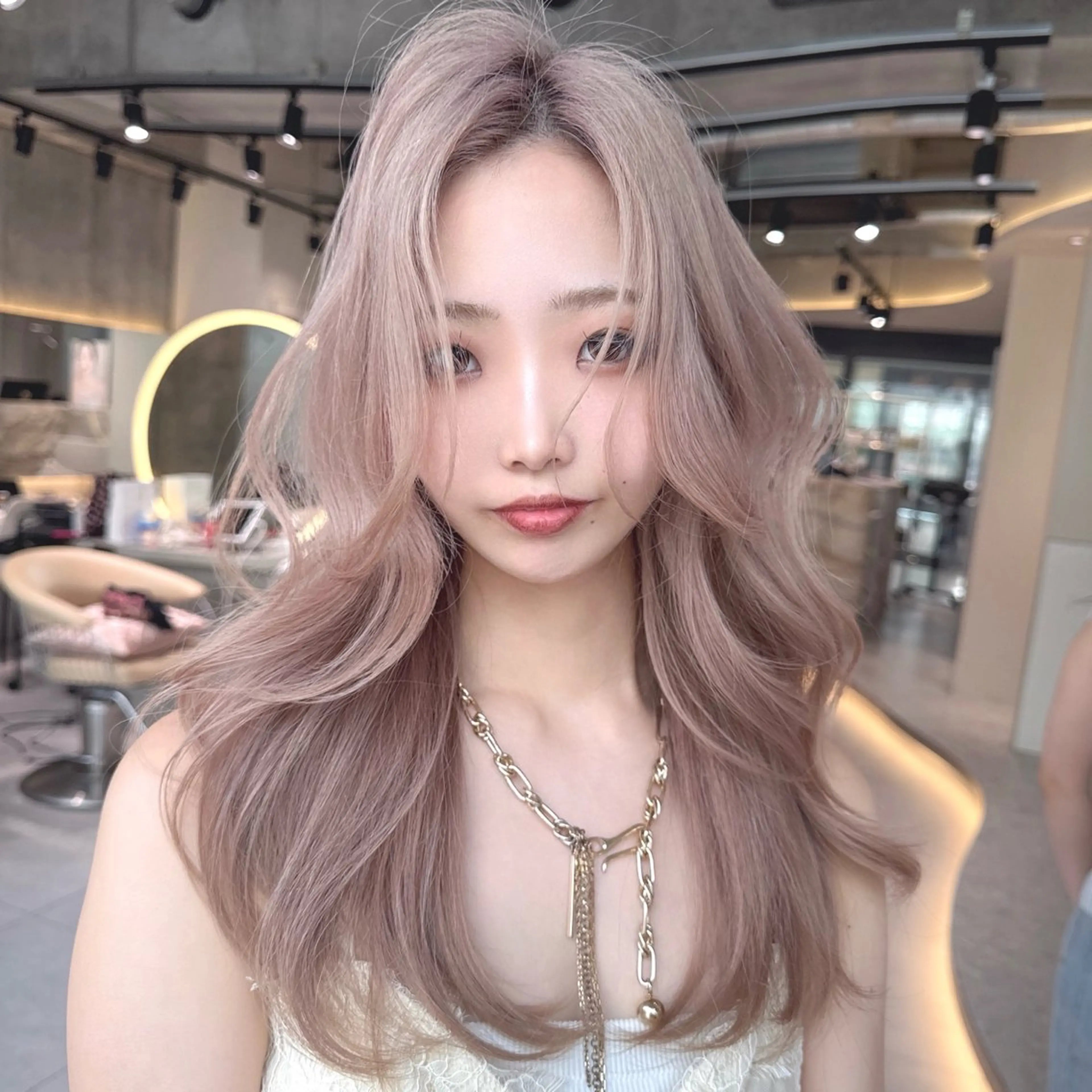 ロング カラー ヘアカラー トリートメント Lond Le'a /ハイトーンカラーのヘアスタイル