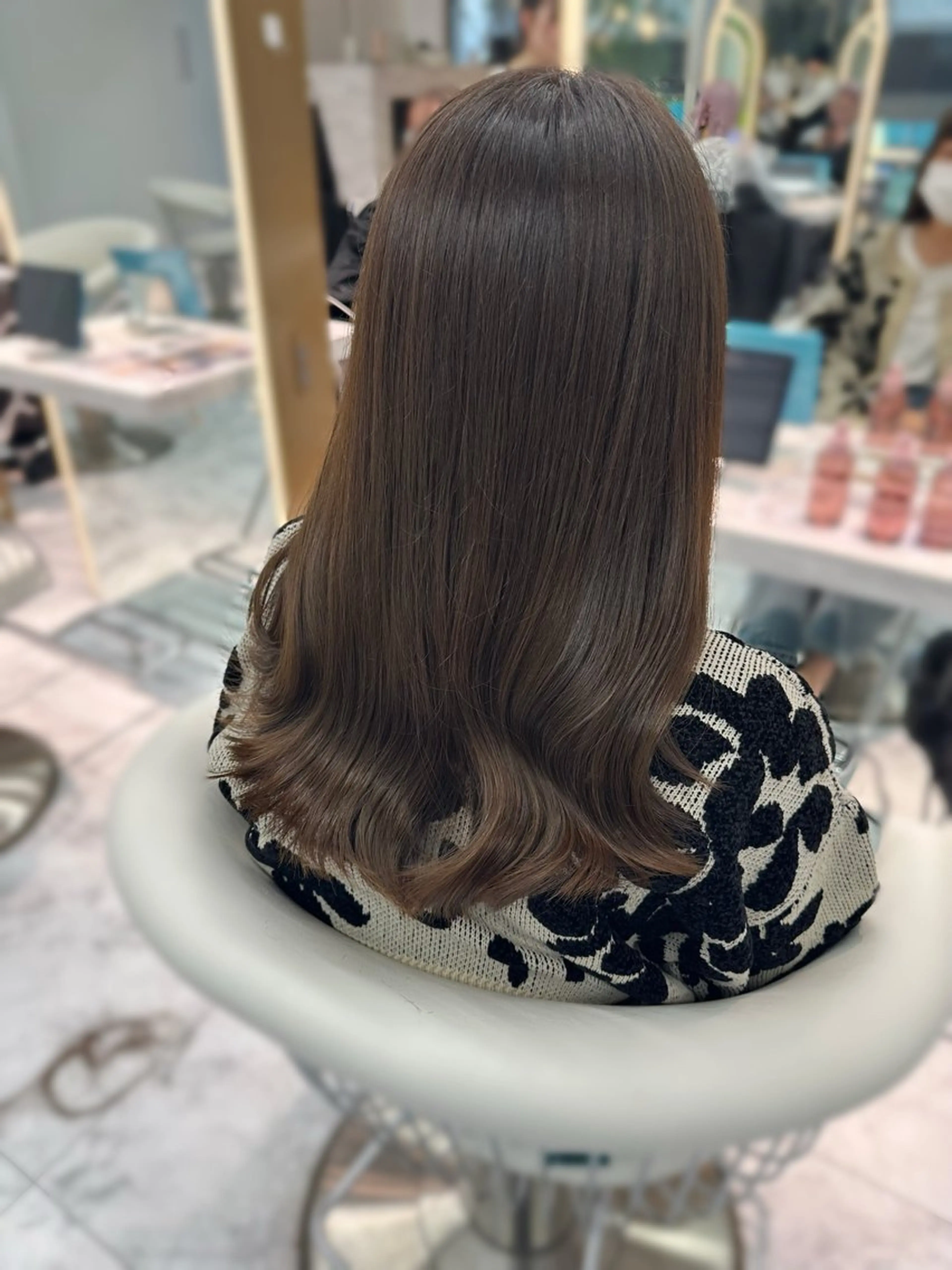 セミロング Lond  Emi 艶髪モテヘアのヘアスタイル