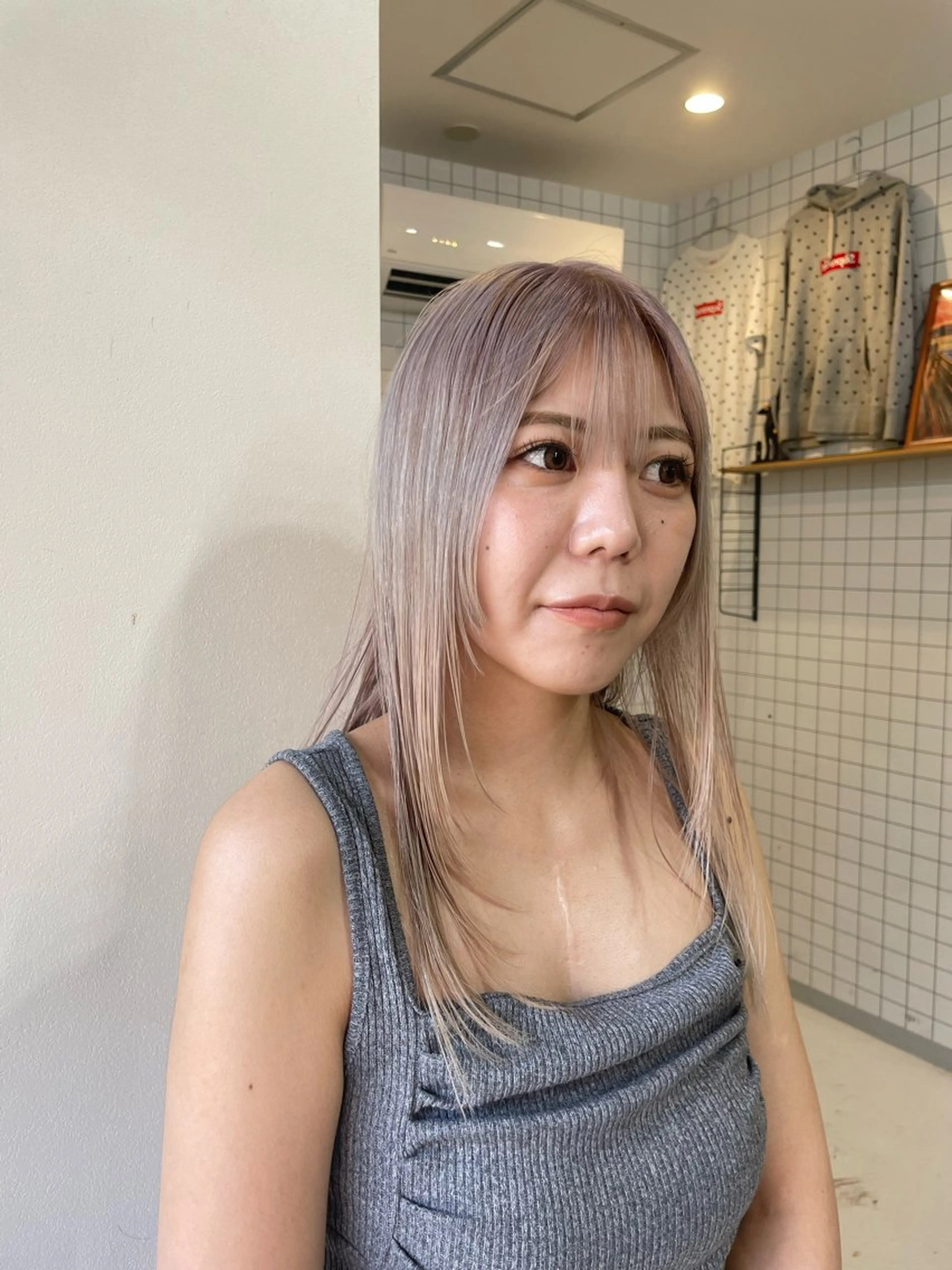 セミロング カラー ベージュカラー ミルクティーベージュ ホワイトベージュ カット ヘアカラー Diva.hair factory所属・オオサコ アヤミのヘアスタイル