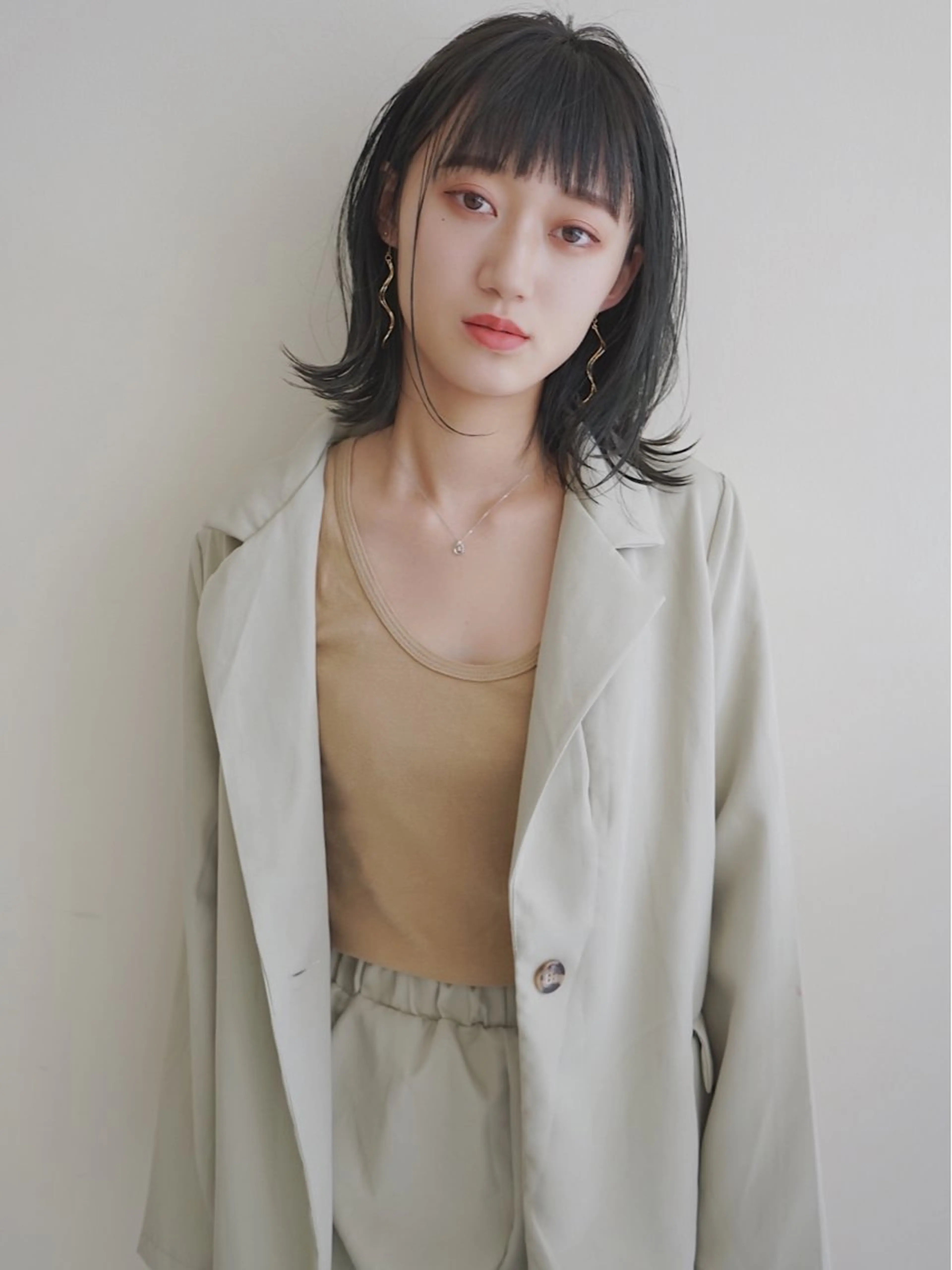 ミディアム カラー グレージュ カーキグレージュ カット ヘアカラー WHOLE所属・花井 啓好のヘアスタイル