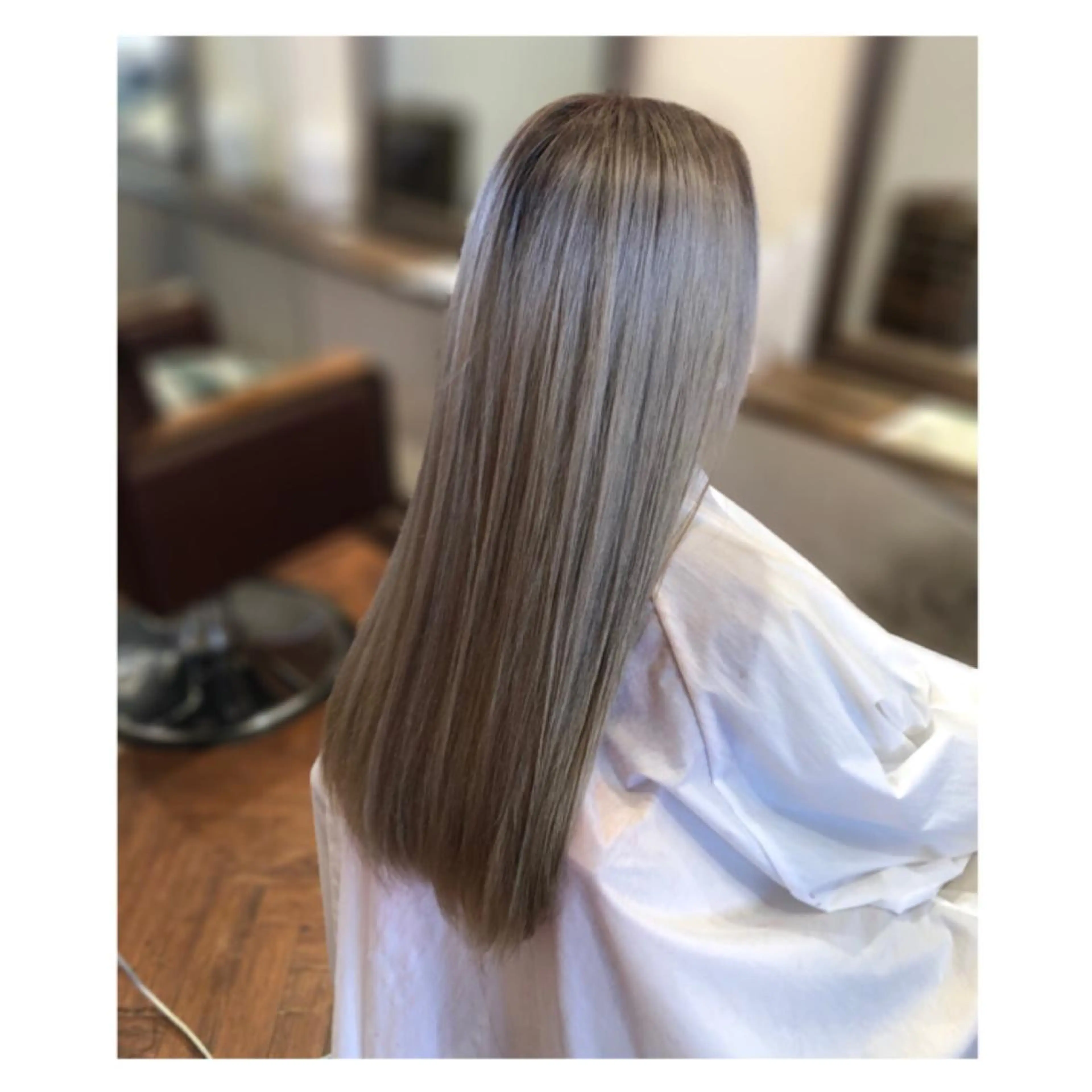 ロング カラー ブリーチ シルバー まちだ ひとみのヘアスタイル