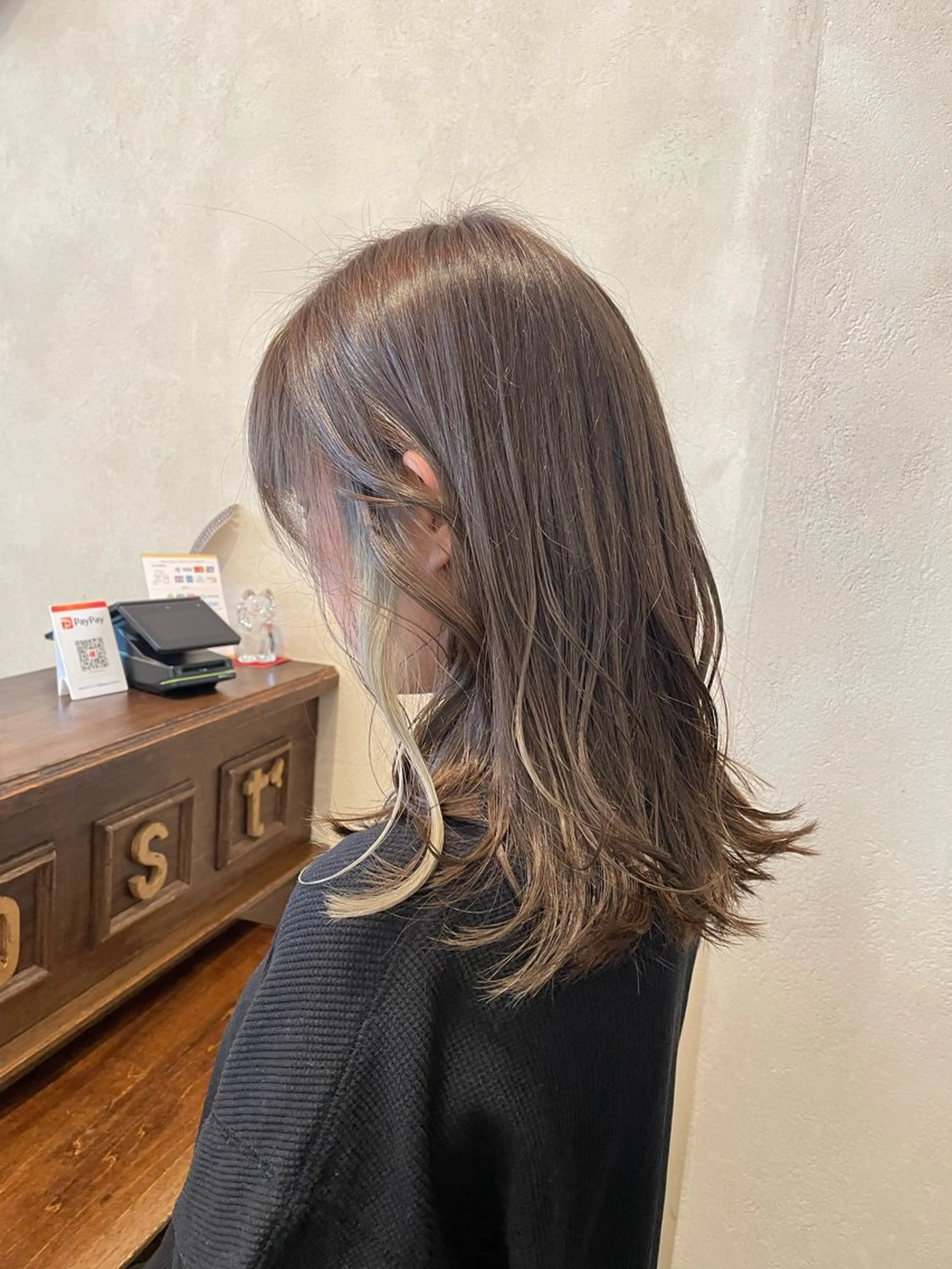 ミディアム カラー 透明感カラー イヤリングカラー レイヤーカット カット ヘアカラー roost 優のヘアスタイル