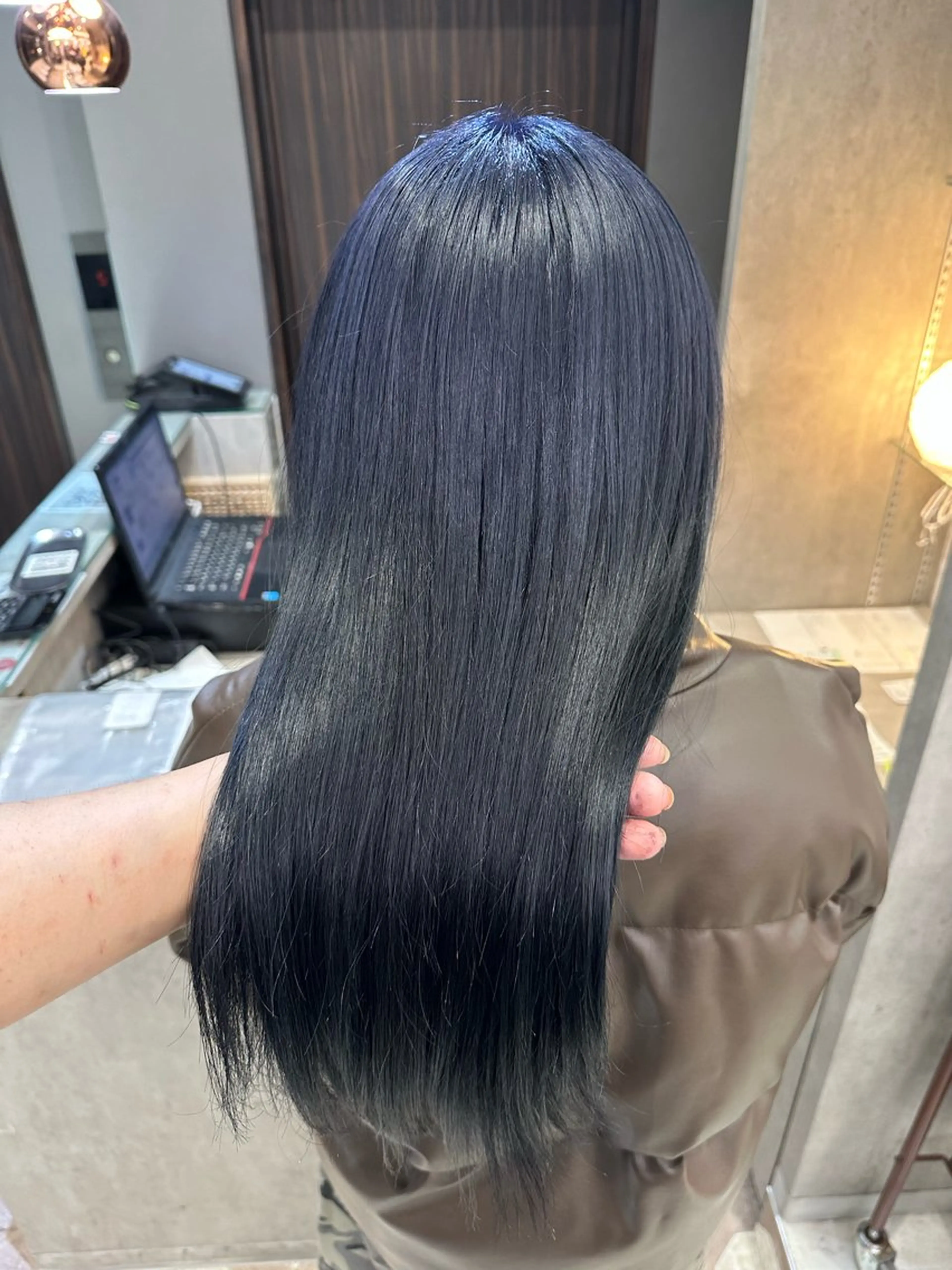 セミロング カラー ベージュカラー 黒髪 ブルーカラー ブルーブラック カシス ヘアカラー AYAKASA 暖色カラー/レイヤーのヘアスタイル