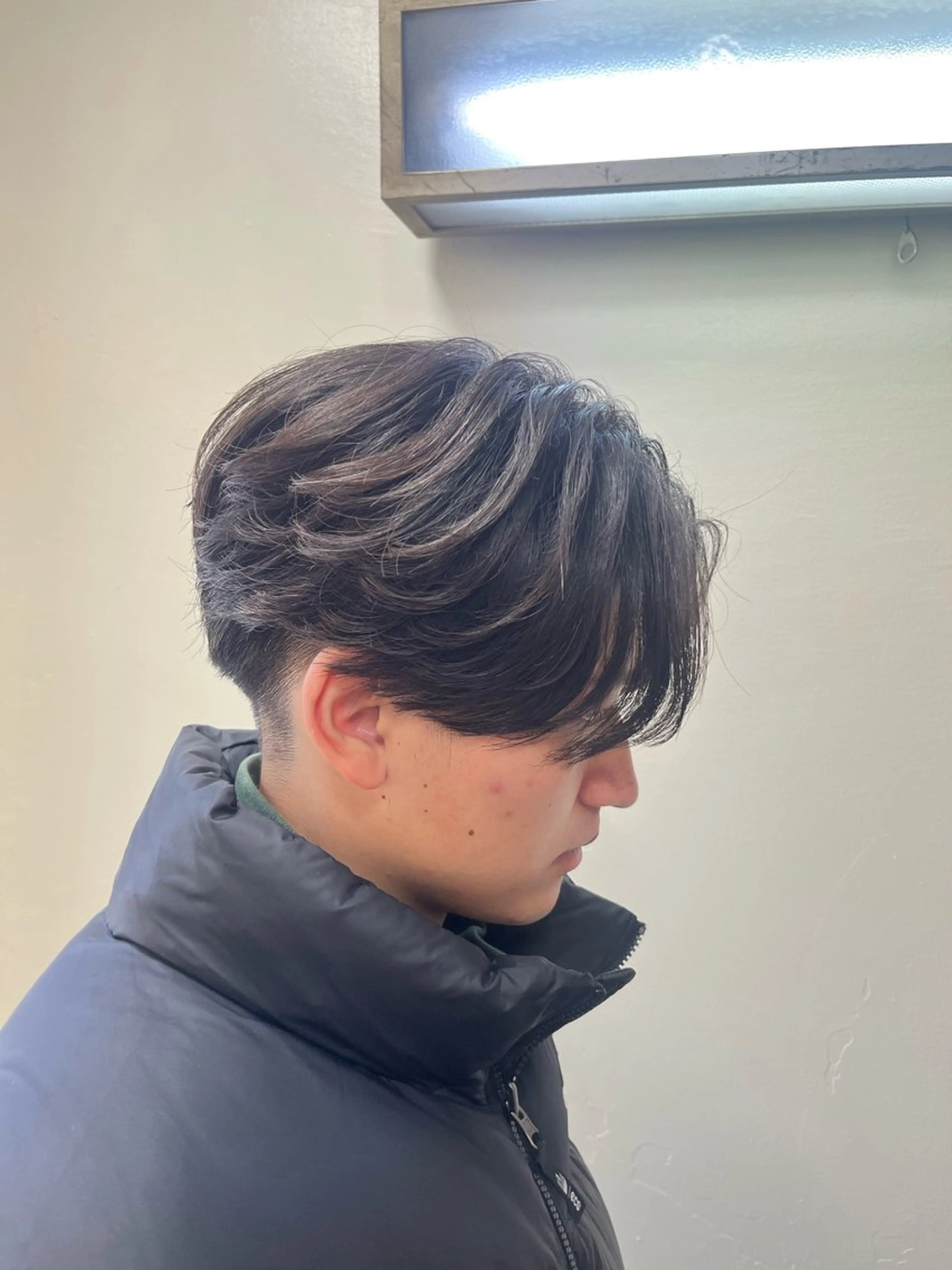 ショート パーマ メンズ センターパート メンズパーマ ニュアンスパーマ カット パーマ 韓国風メンズ/毛流れ ヘアなら須田龍世のヘアスタイル