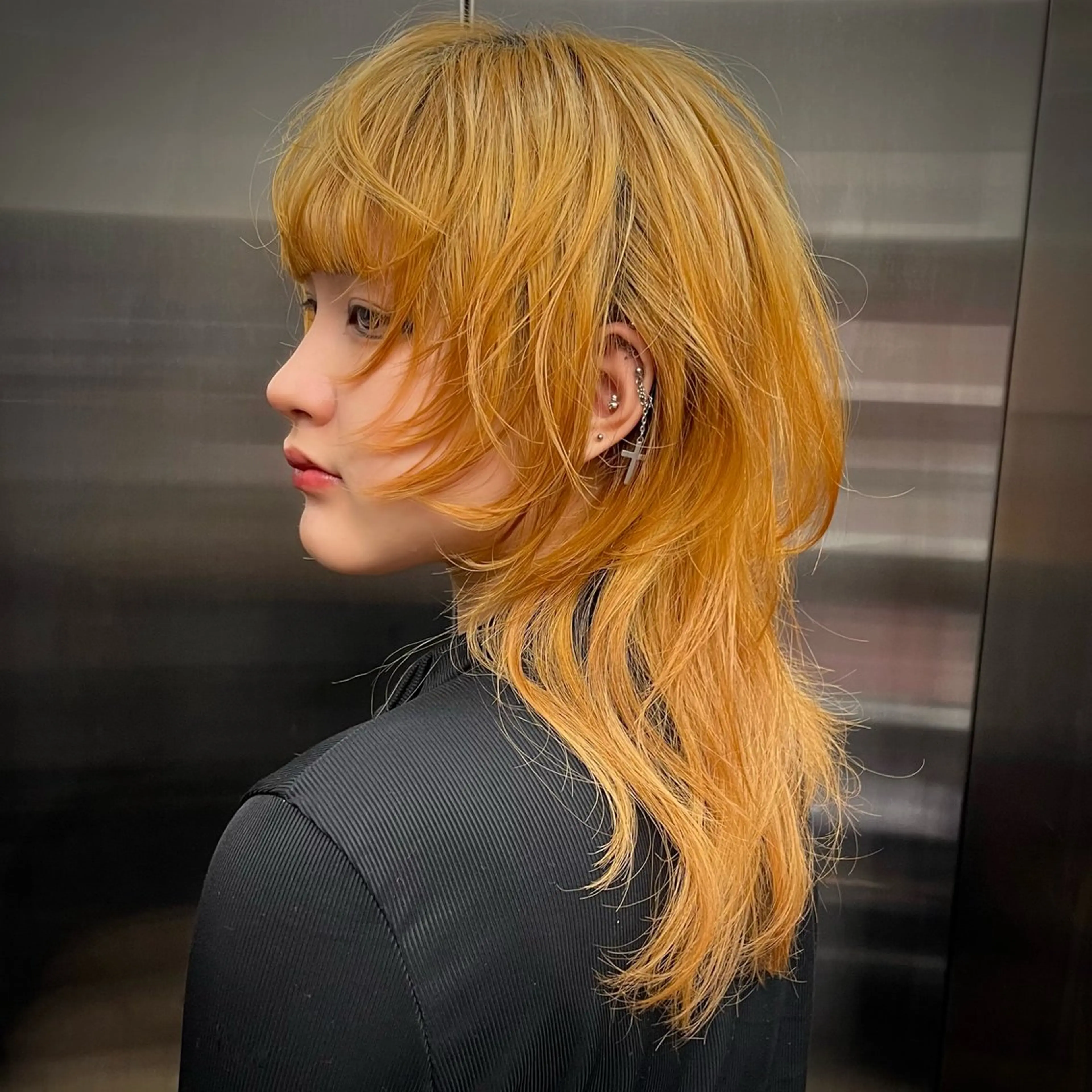 セミロング カット ウルフとデザイン カラーの神のヘアスタイル